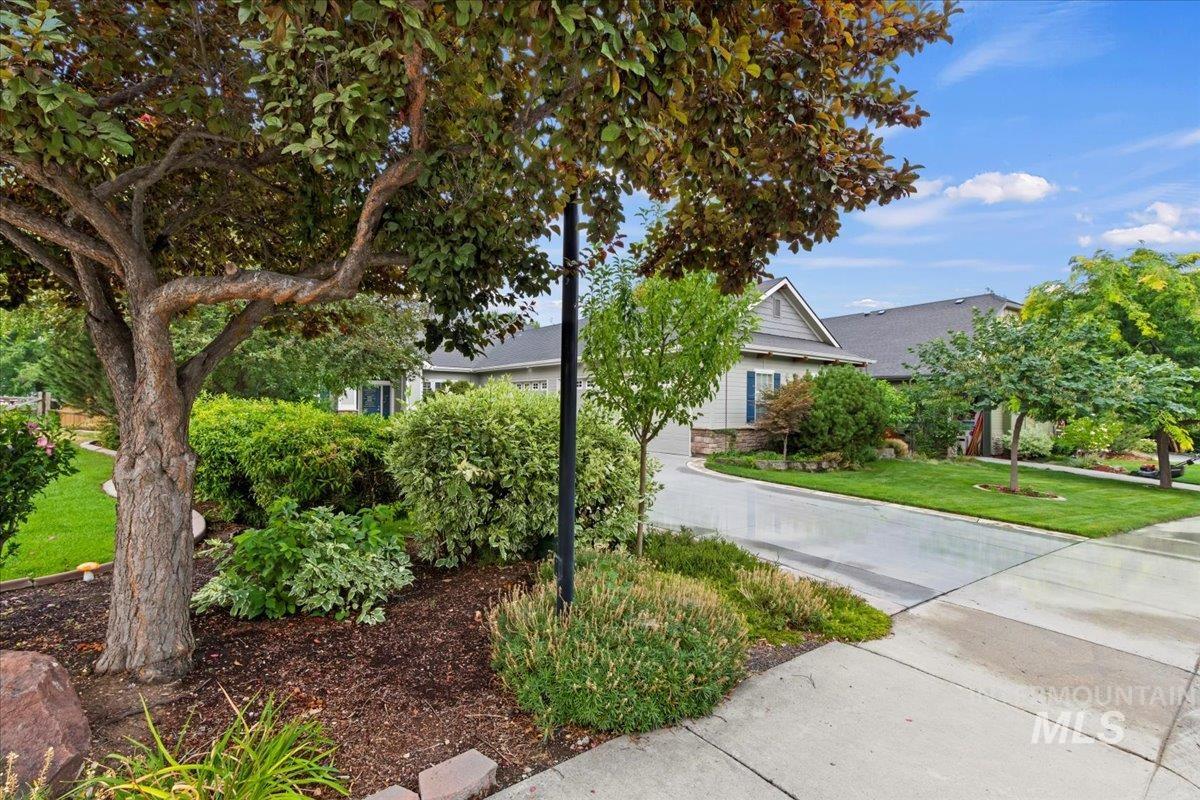 717 S Crosstimber Avenue