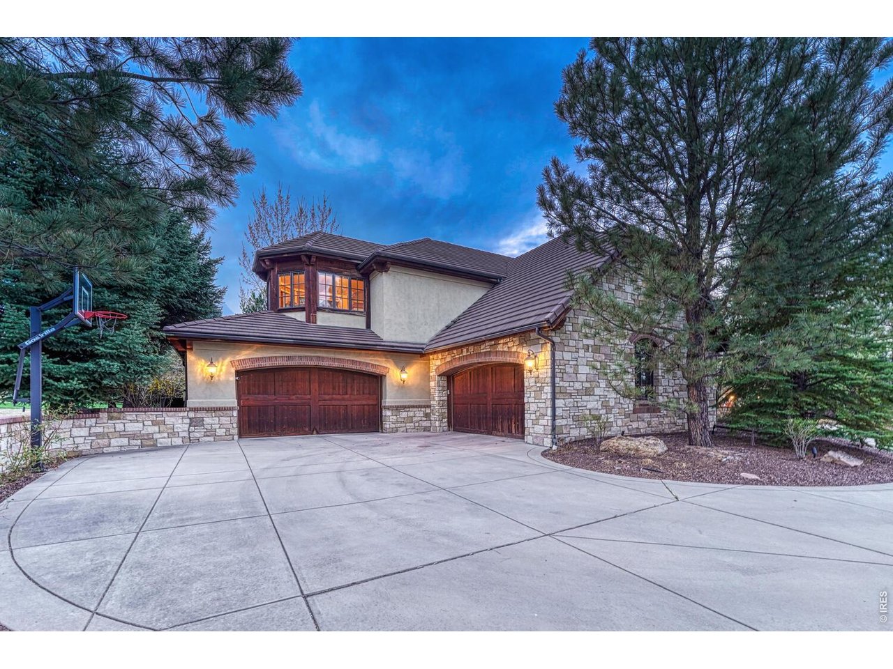 4320 E Linden Cir