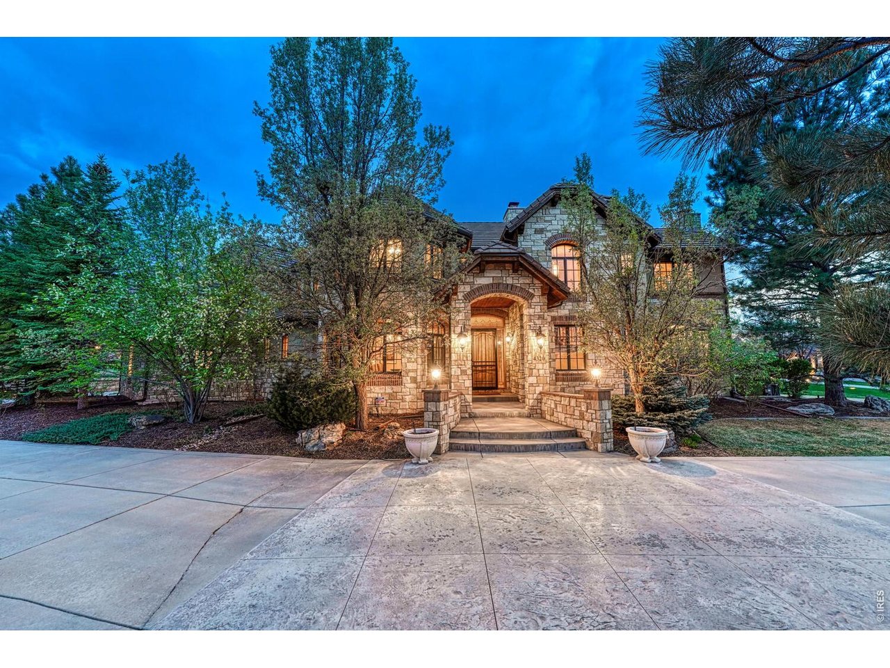 4320 E Linden Cir