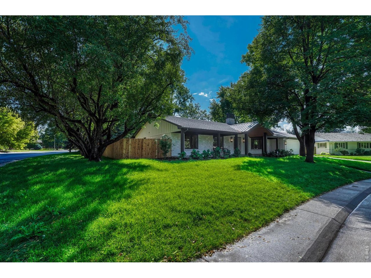 3080 E Flora Pl