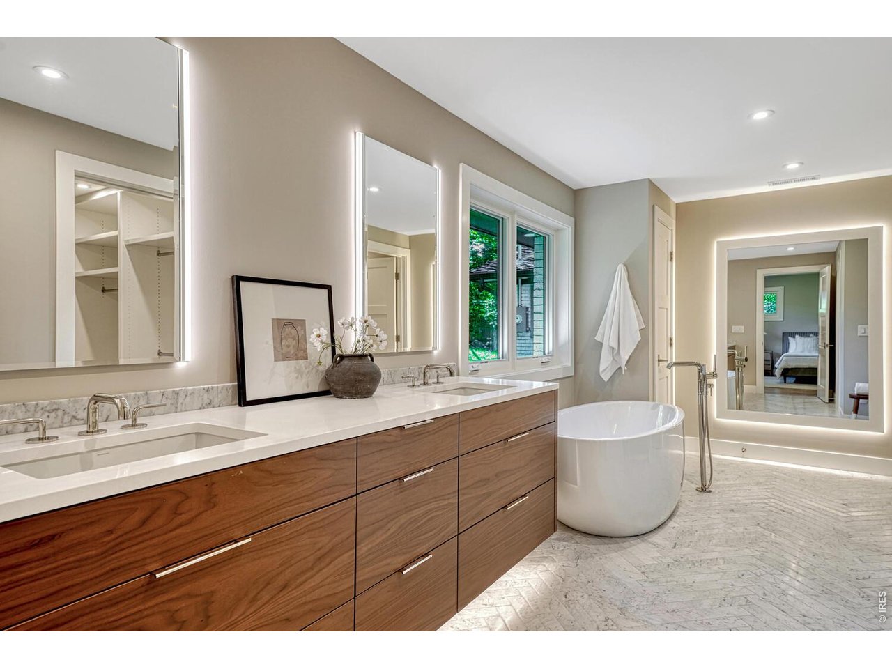 3080 E Flora Pl