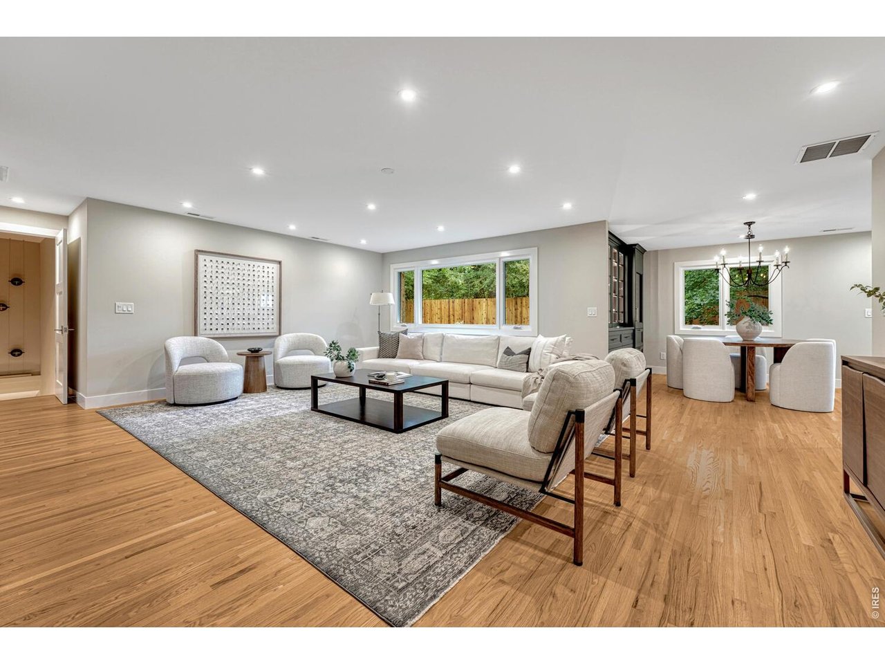 3080 E Flora Pl