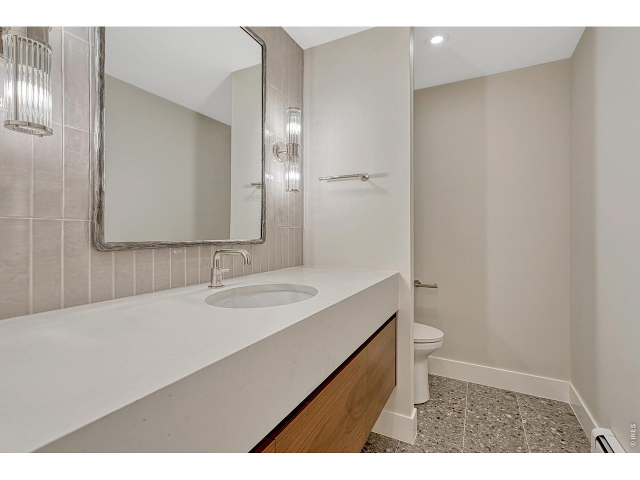 3080 E Flora Pl