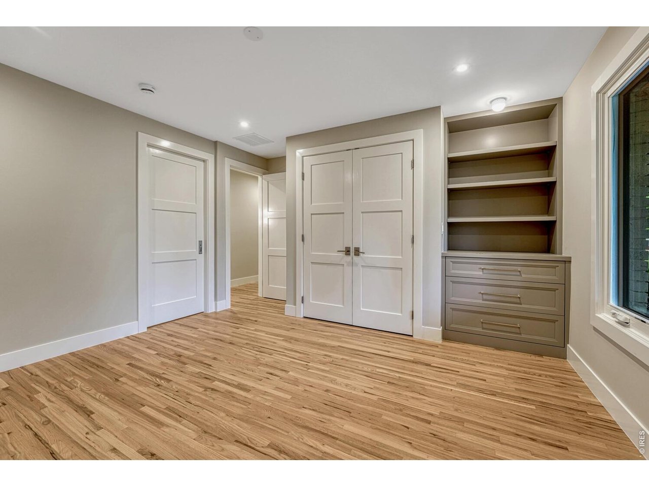 3080 E Flora Pl