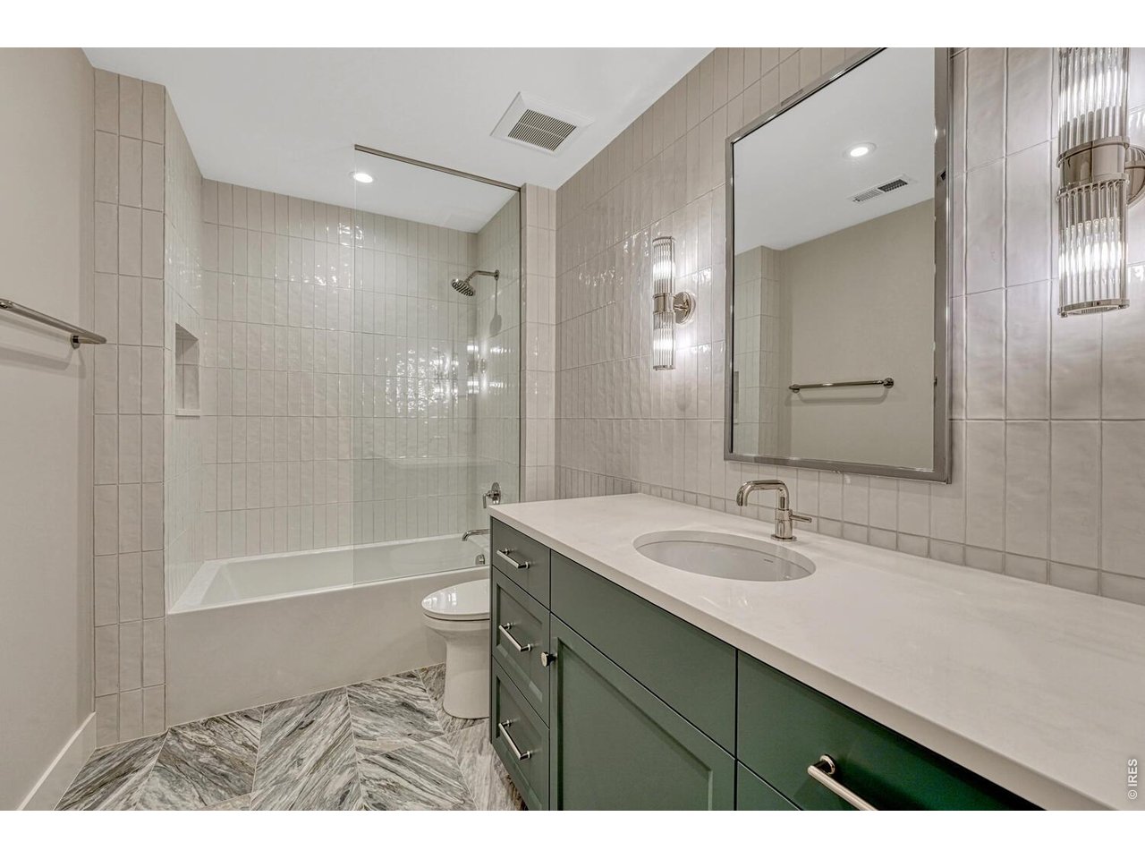3080 E Flora Pl