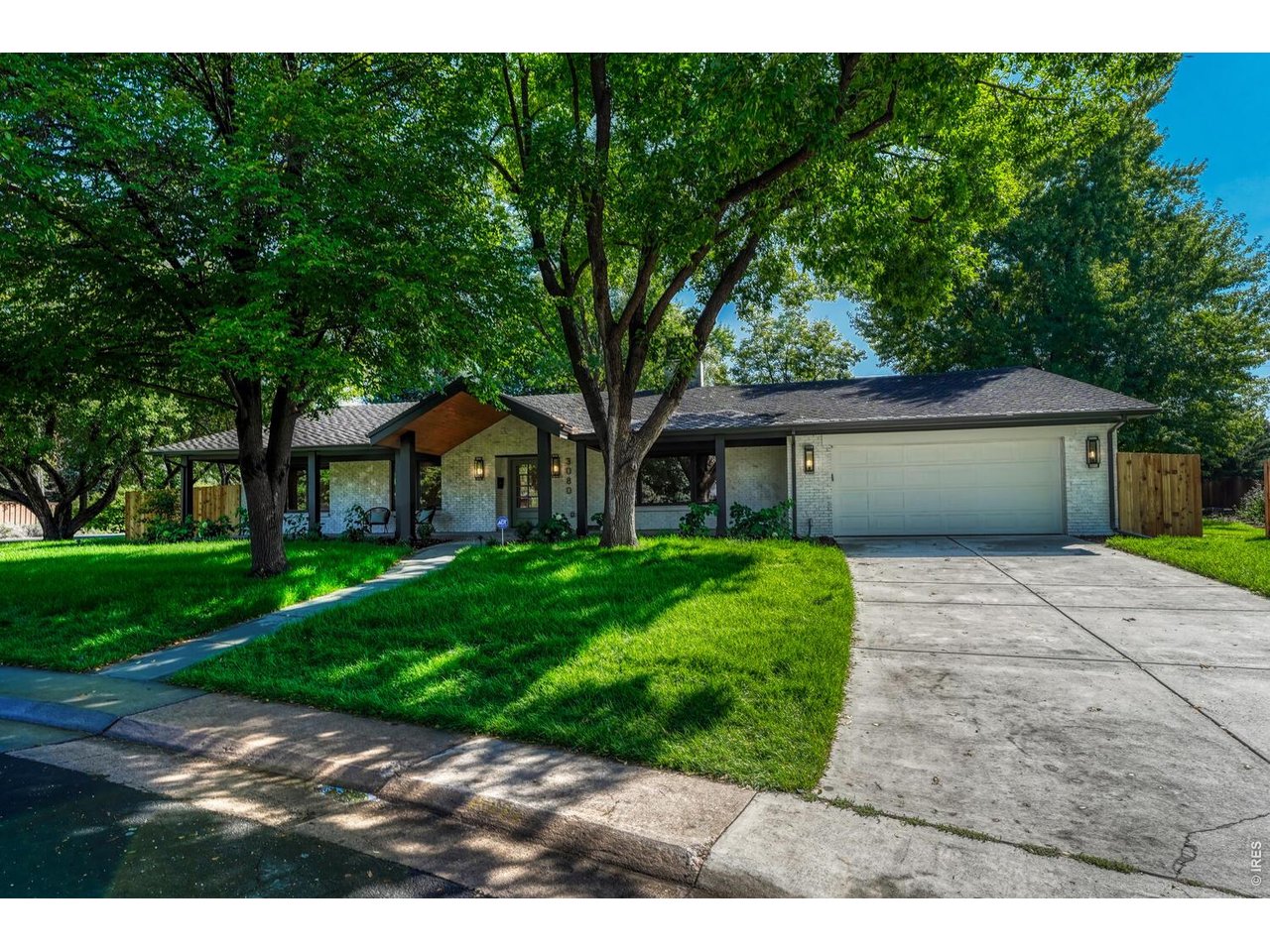 3080 E Flora Pl