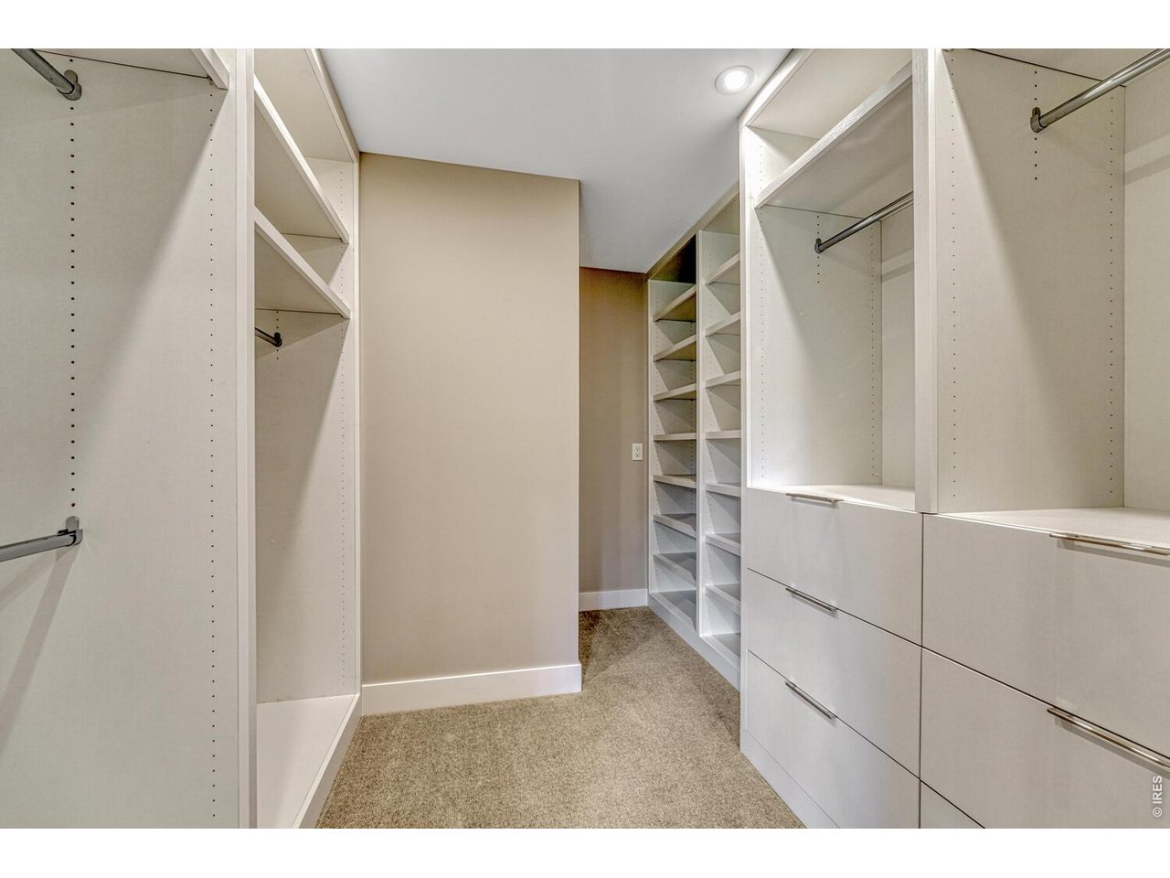 3080 E Flora Pl