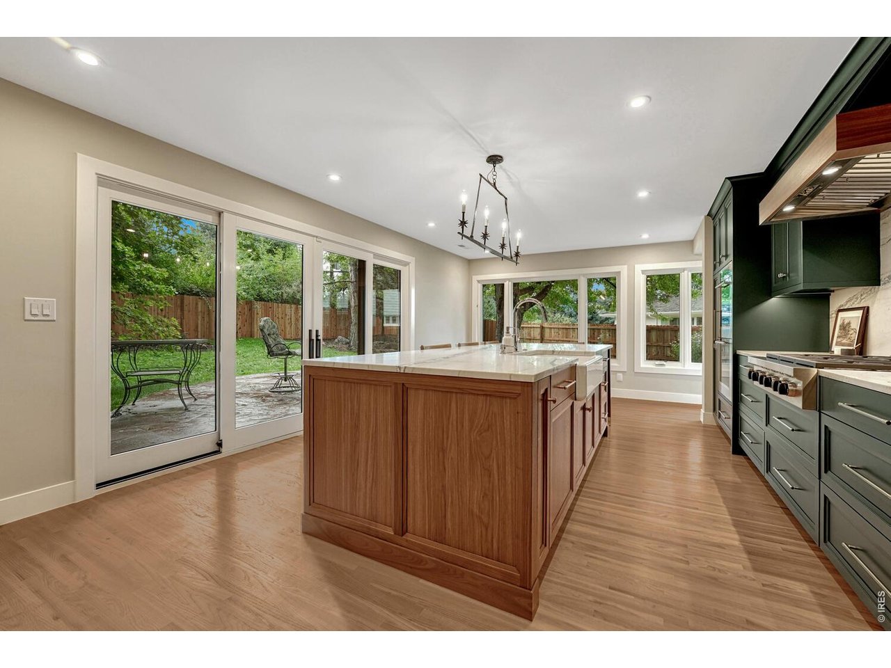 3080 E Flora Pl