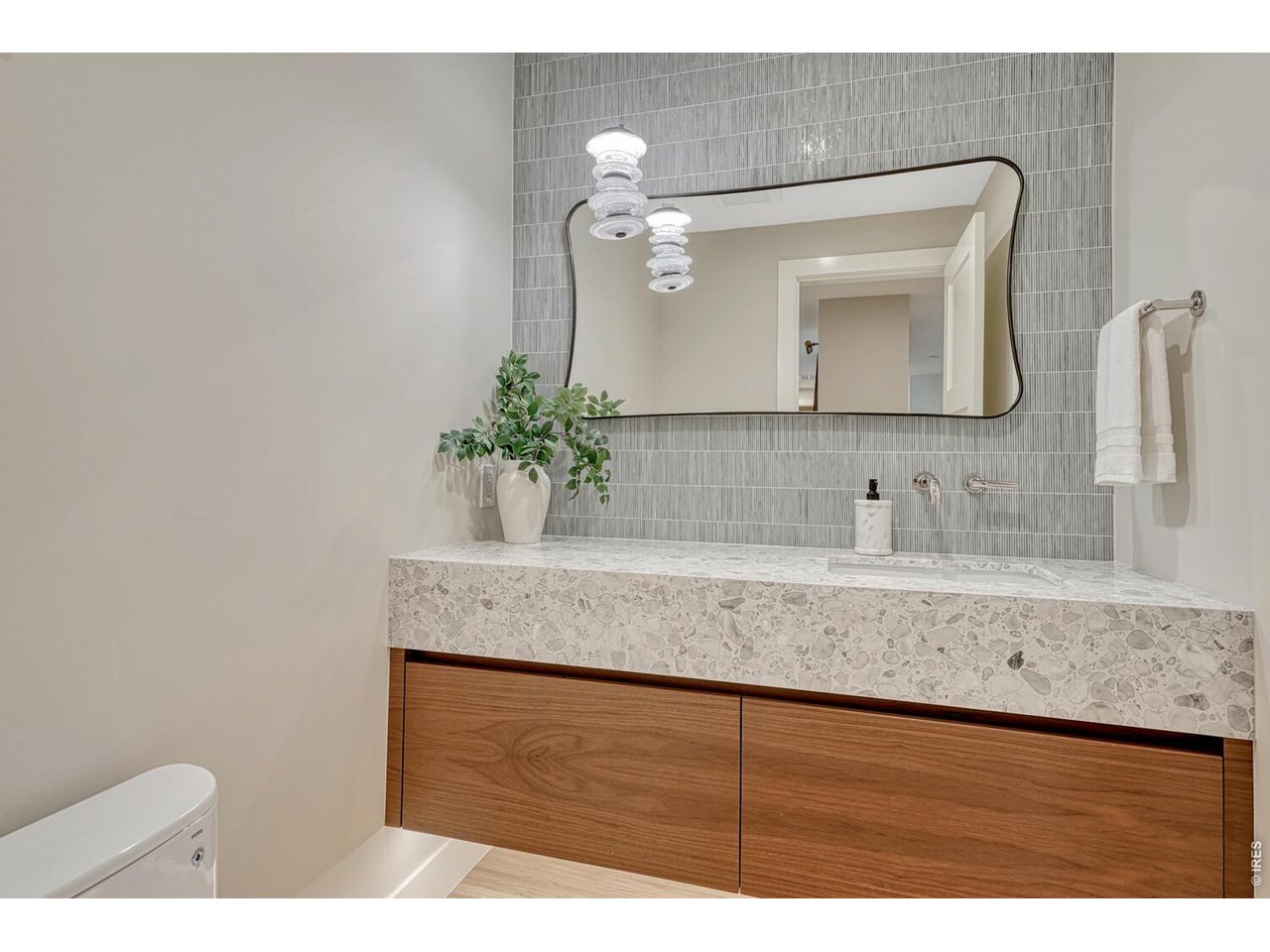 3080 E Flora Pl