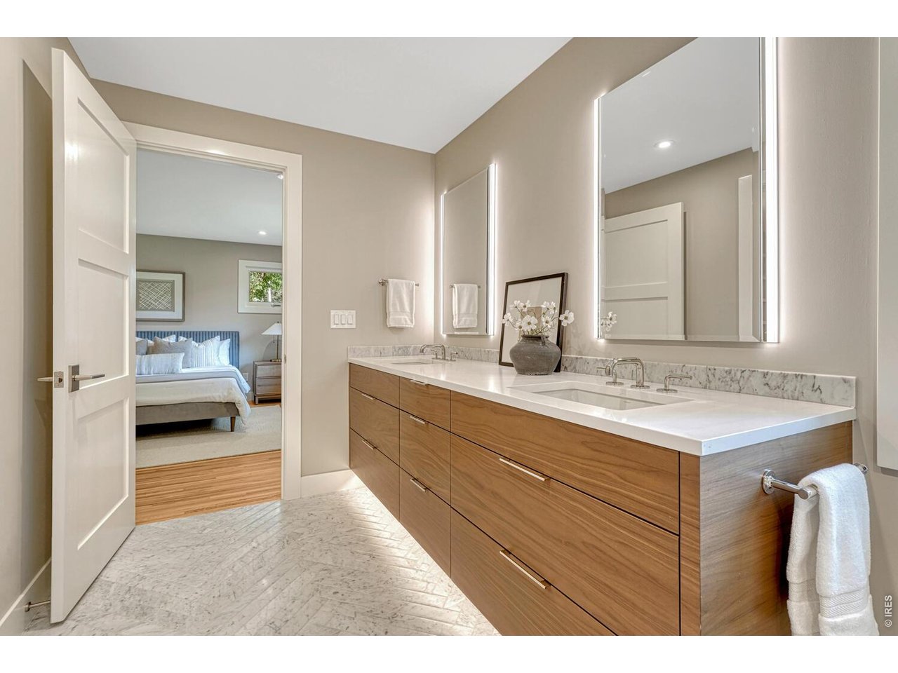 3080 E Flora Pl