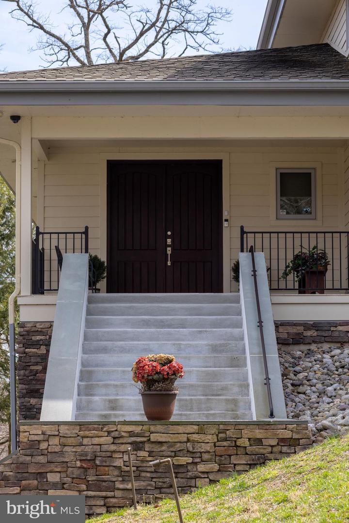 282 Aqueduct Rd