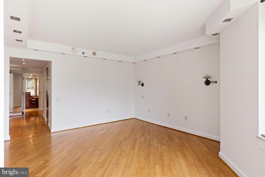 202-10 W. Rittenhouse Square #1007