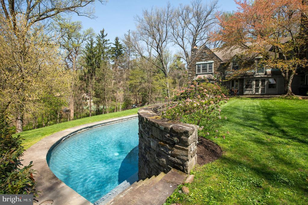 8830 TOWANDA STREET/ AKA 505 W.CHESTNUT HILL AVENUE