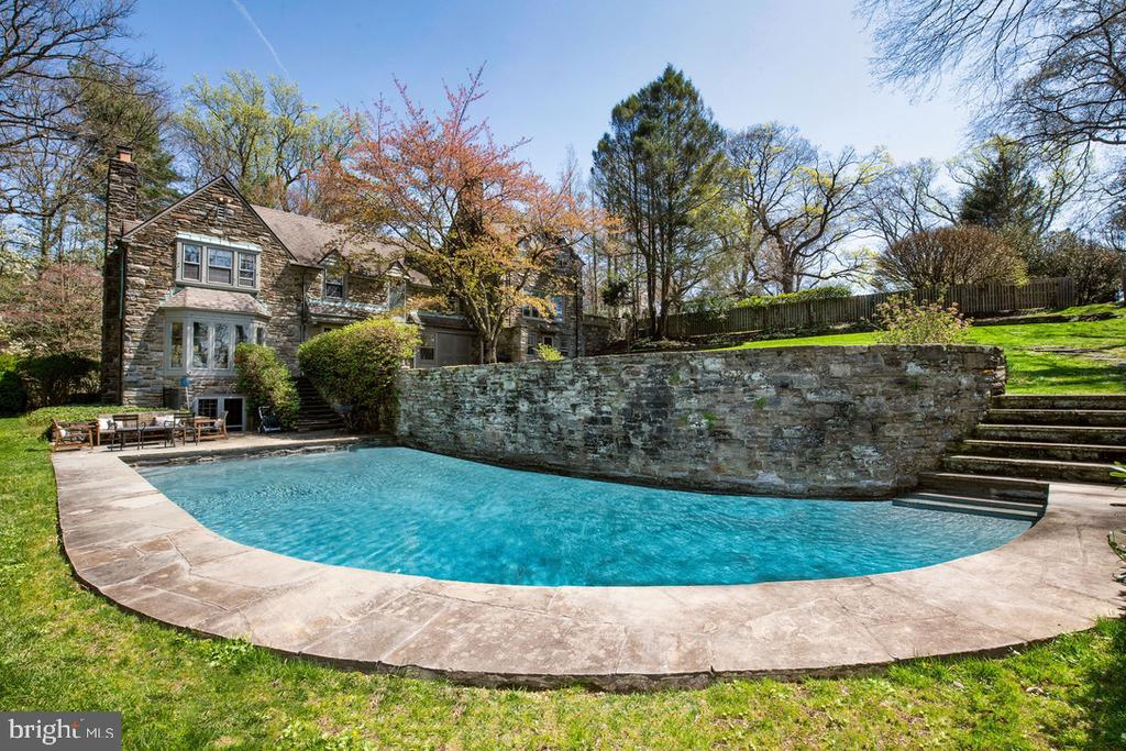 8830 TOWANDA STREET/ AKA 505 W.CHESTNUT HILL AVENUE