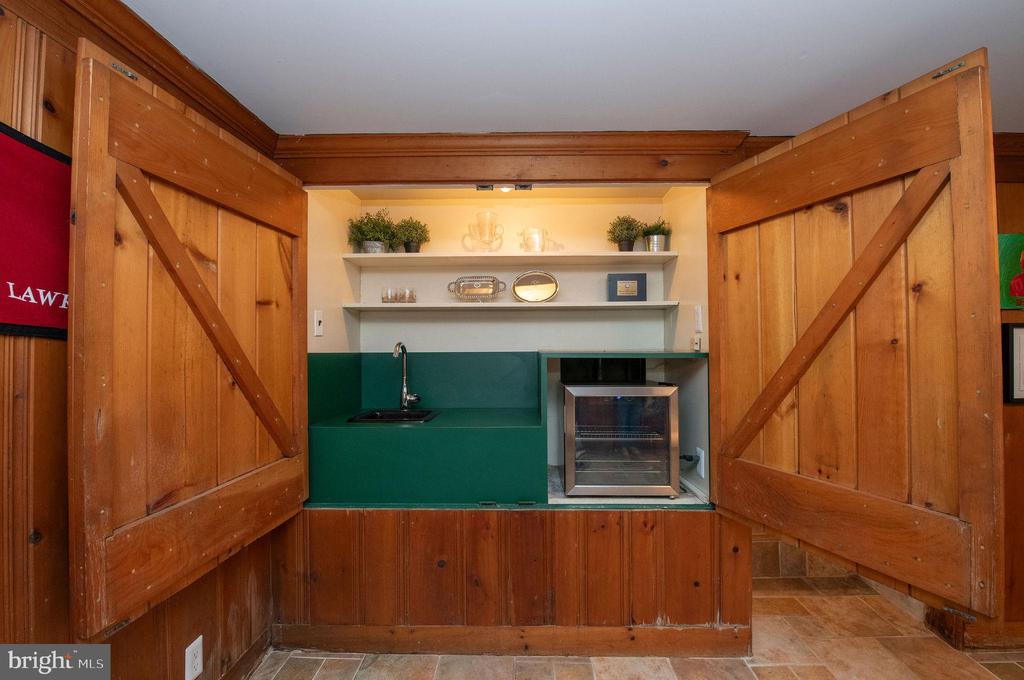 8830 TOWANDA STREET/ AKA 505 W.CHESTNUT HILL AVENUE
