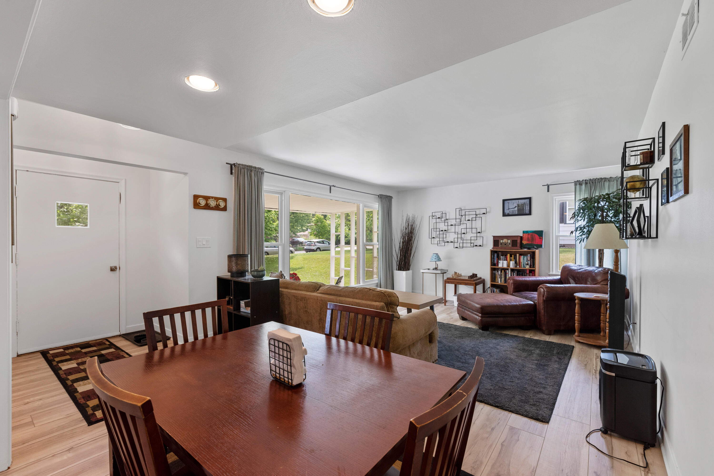 8317 N Poplar Dr