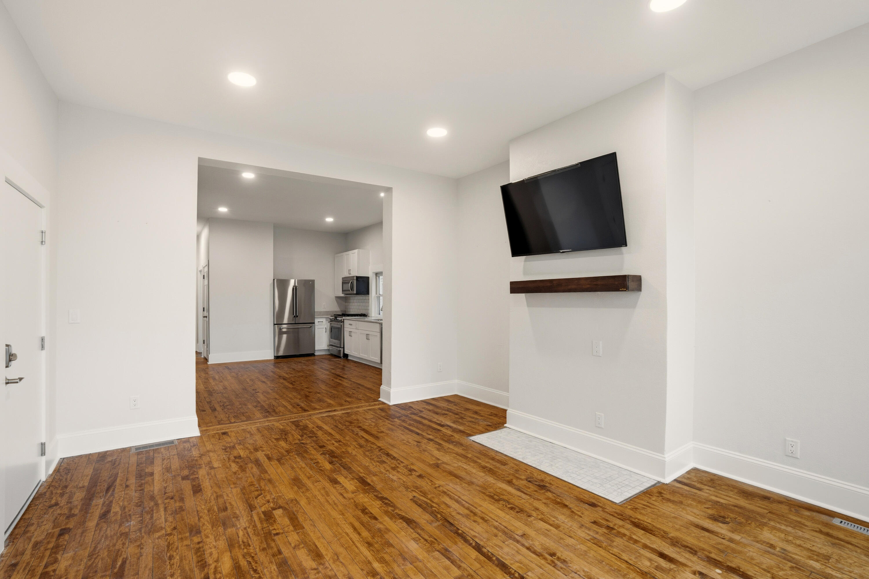 1119 E Knapp St Unit: Lower