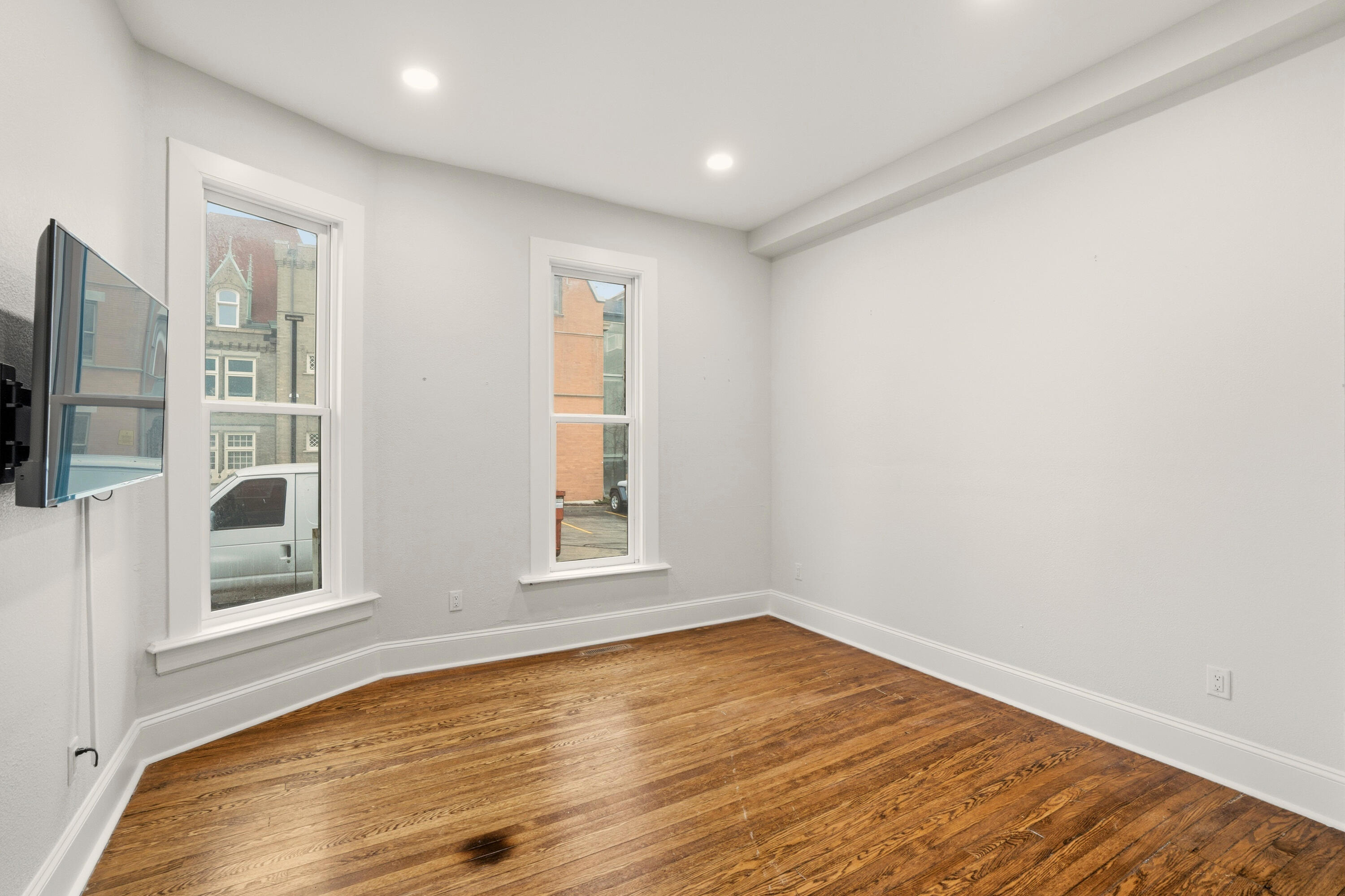 1119 E Knapp St Unit: Lower