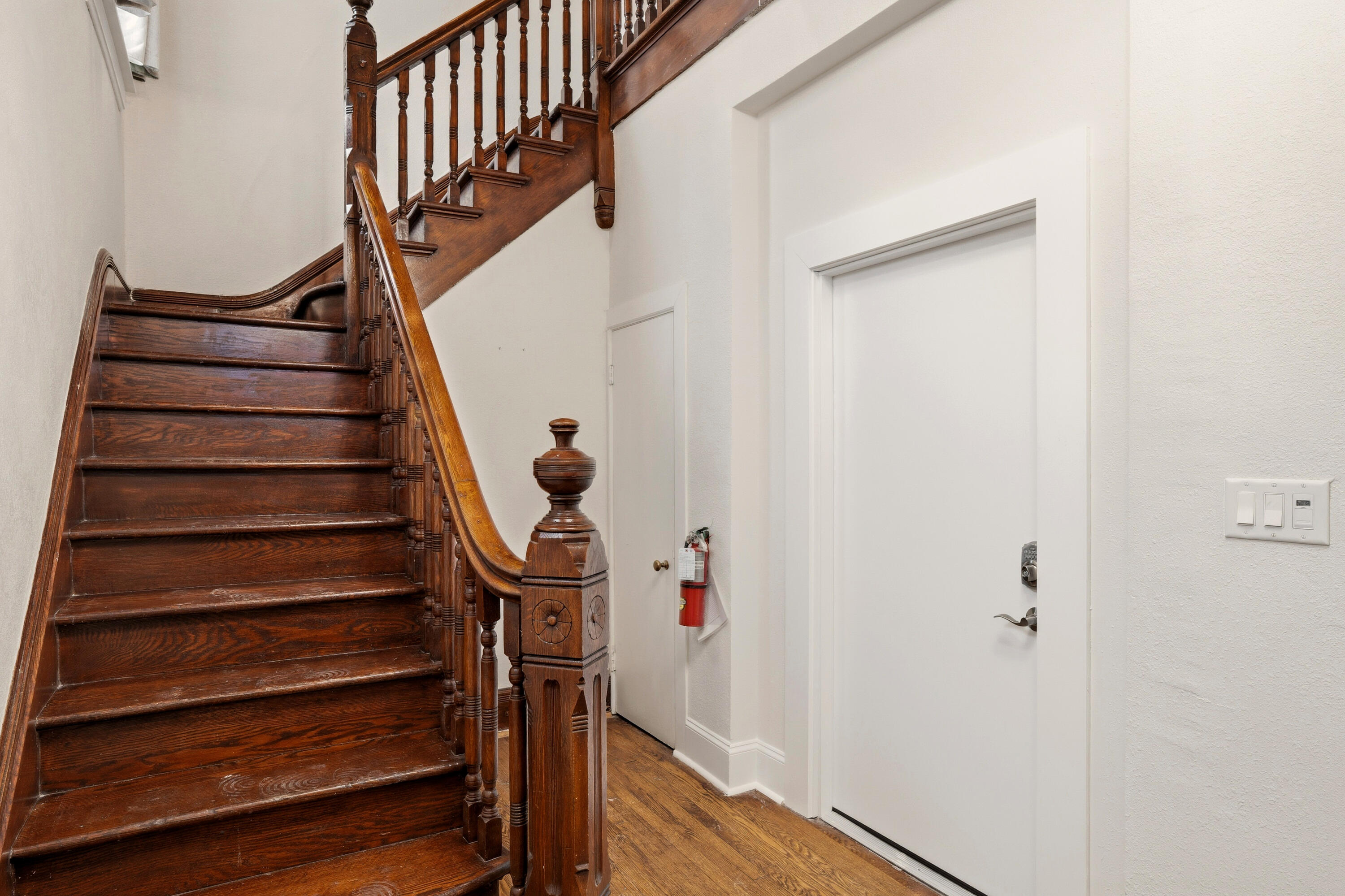 1119 E Knapp St Unit: Lower