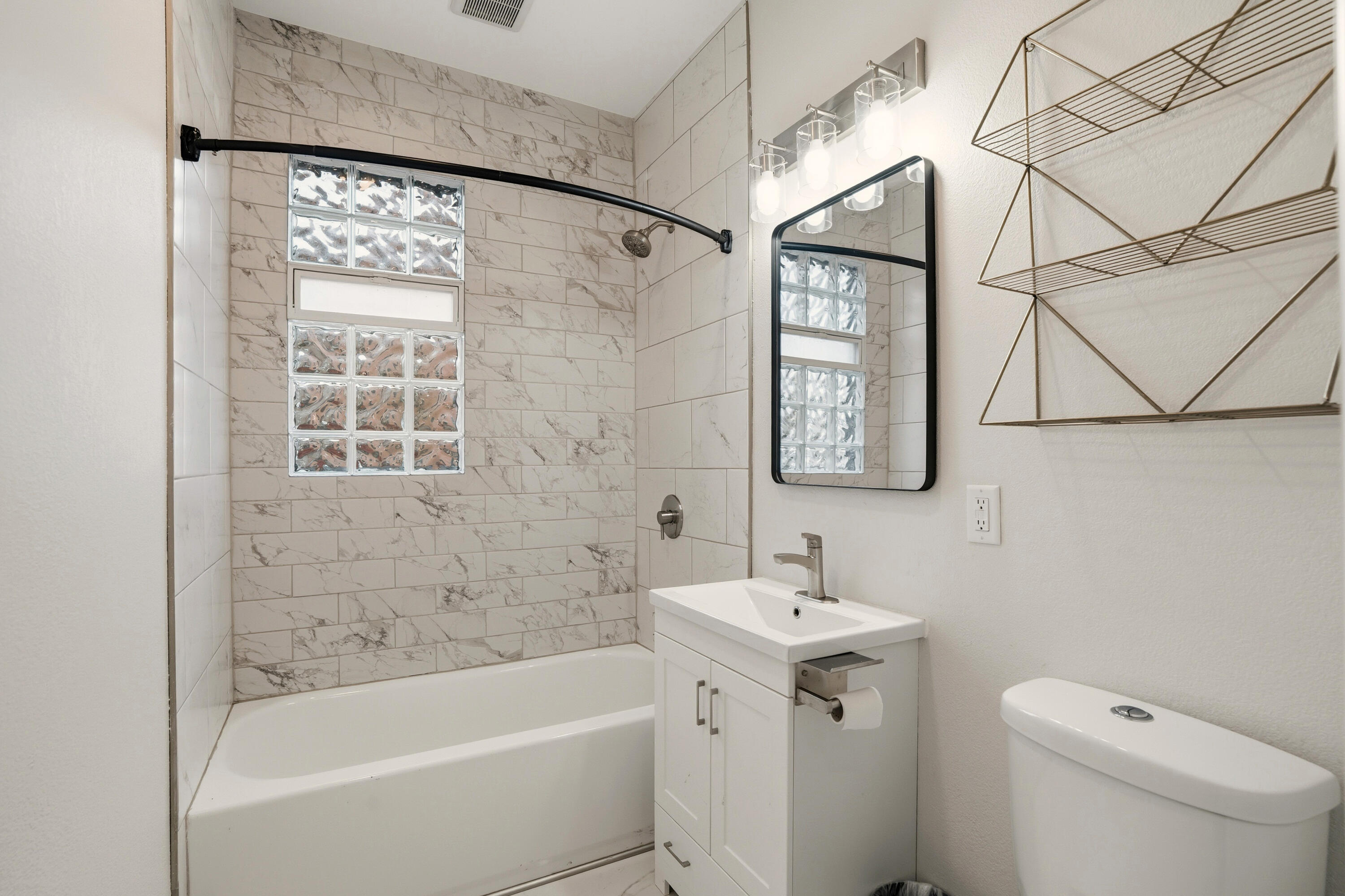 1119 E Knapp St Unit: Lower