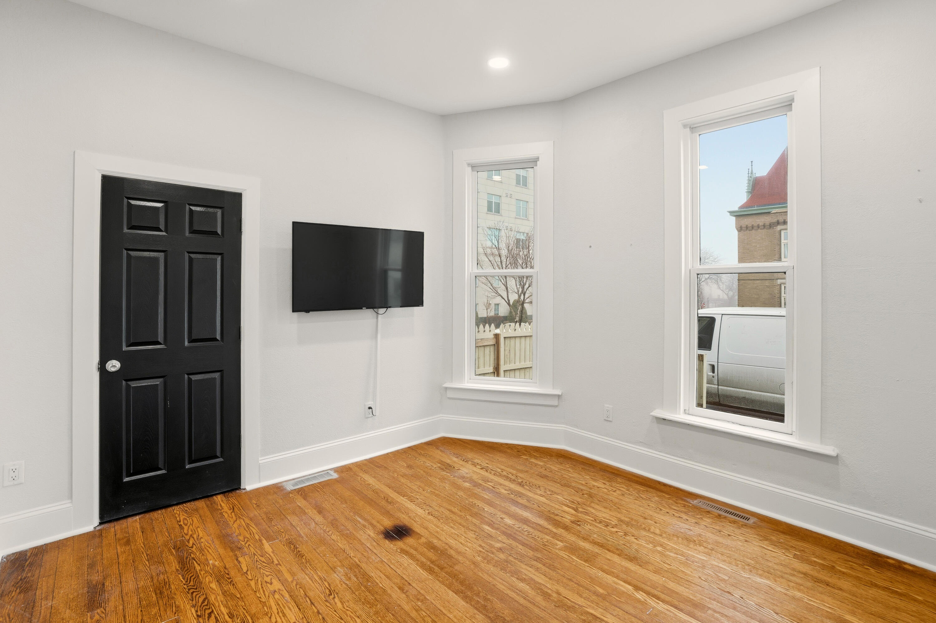 1119 E Knapp St Unit: Lower