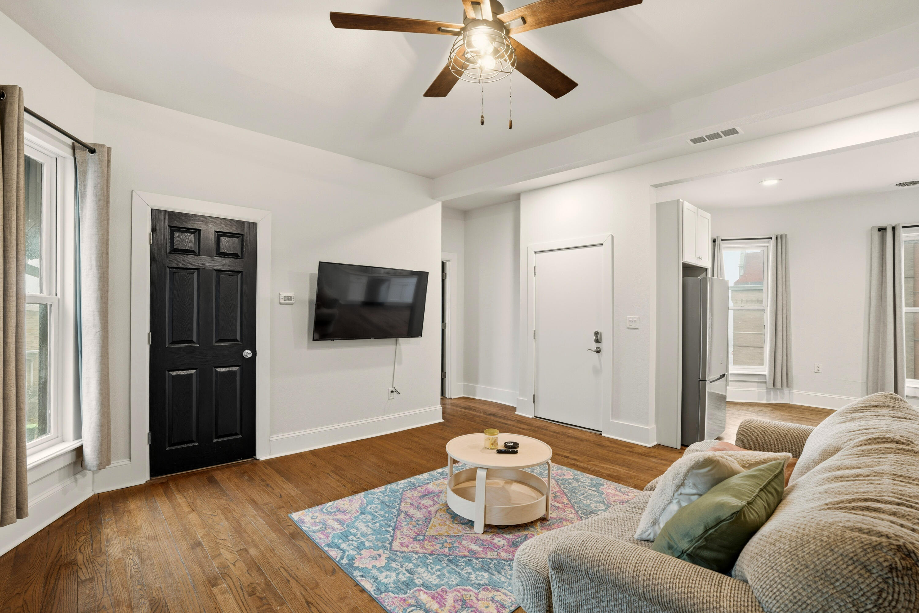 1119 E Knapp St Unit: Upper