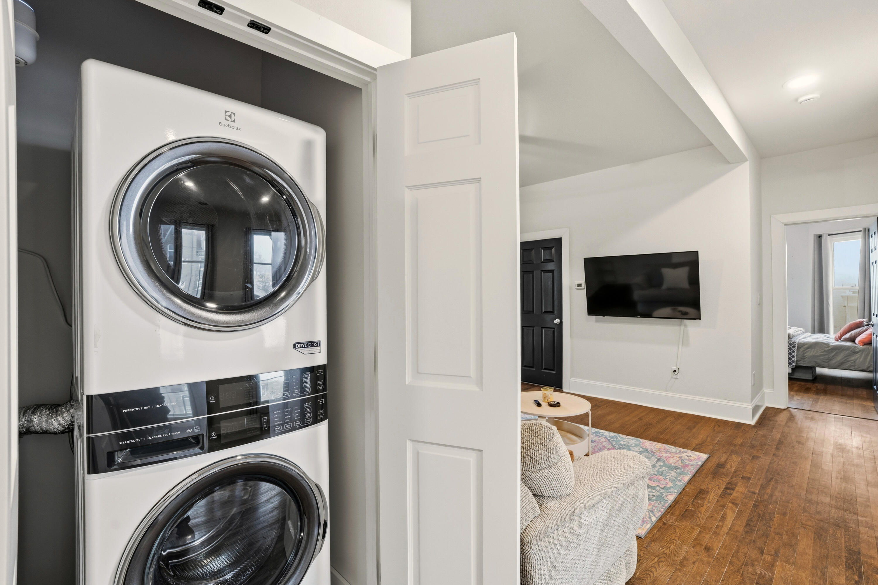 1119 E Knapp St Unit: Upper