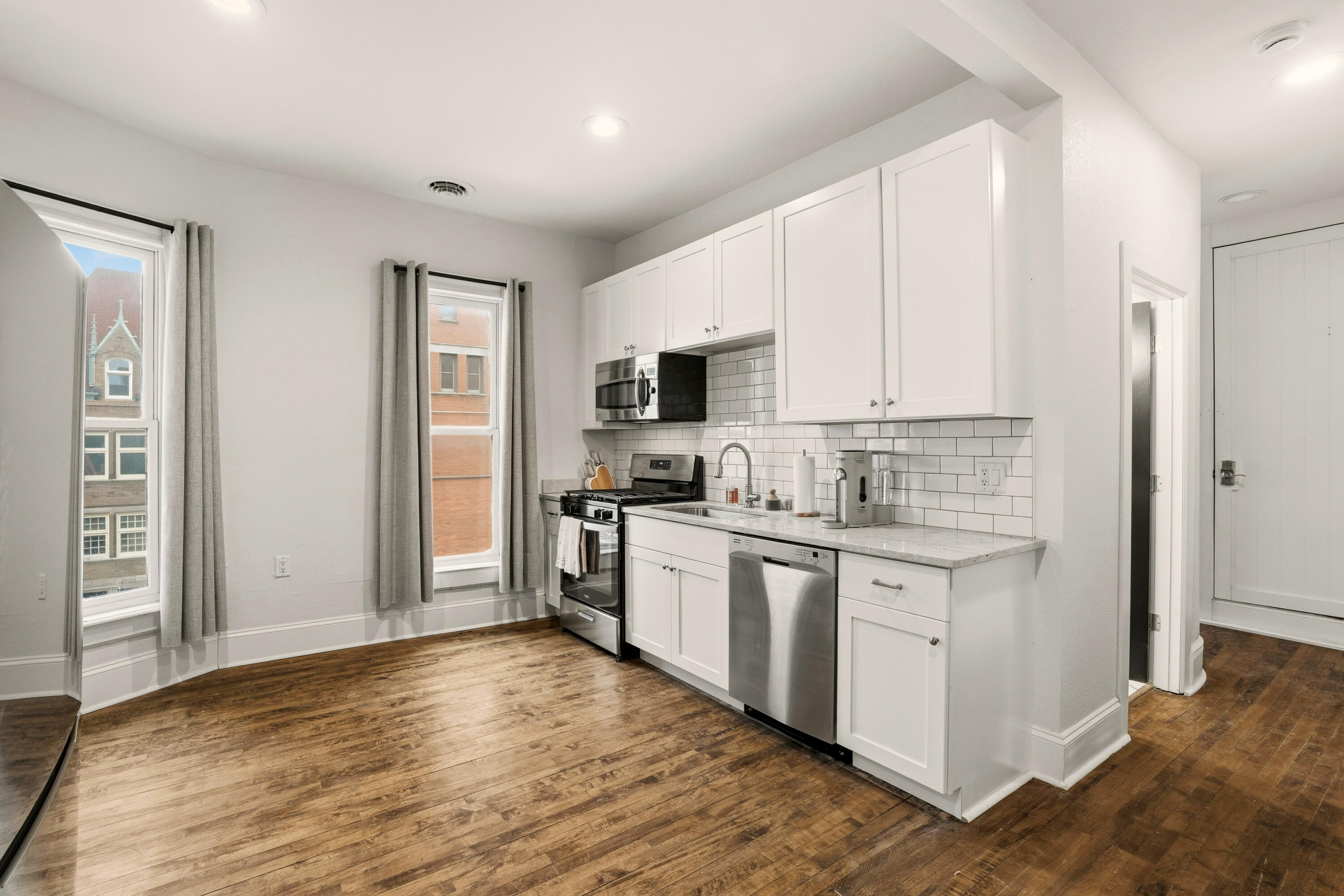 1119 E Knapp St Unit: Upper