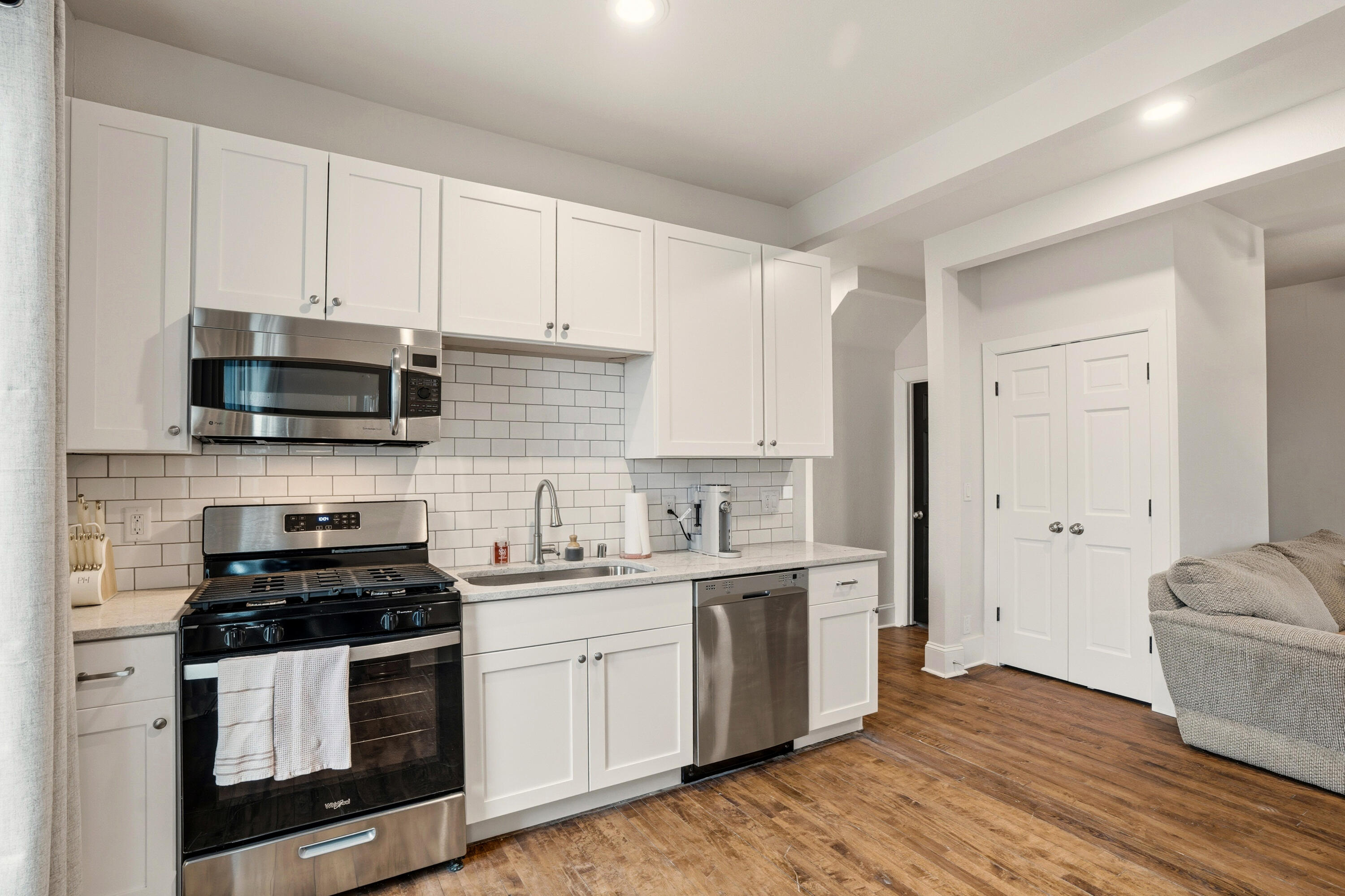 1119 E Knapp St Unit: Upper
