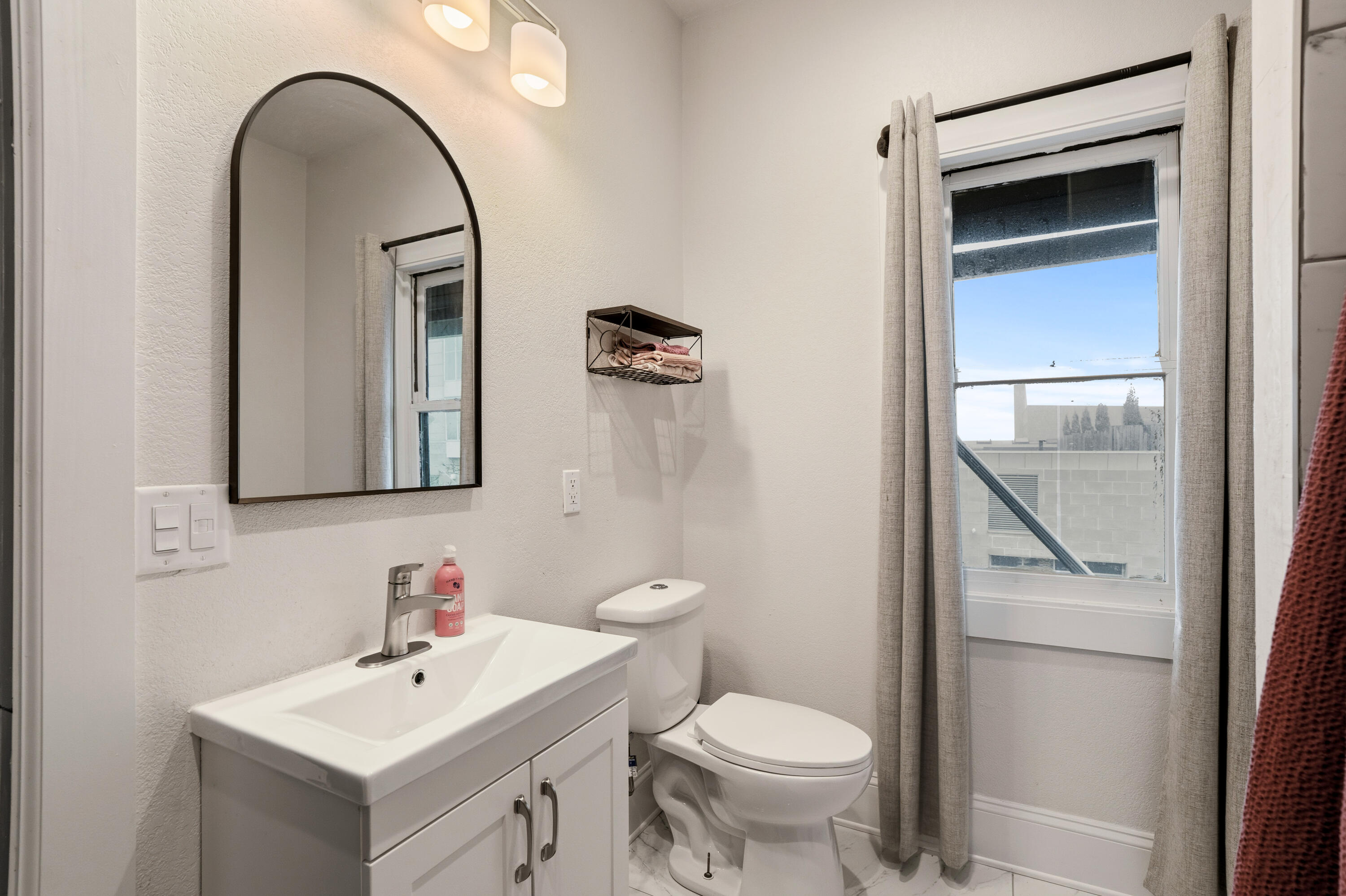 1119 E Knapp St Unit: Upper