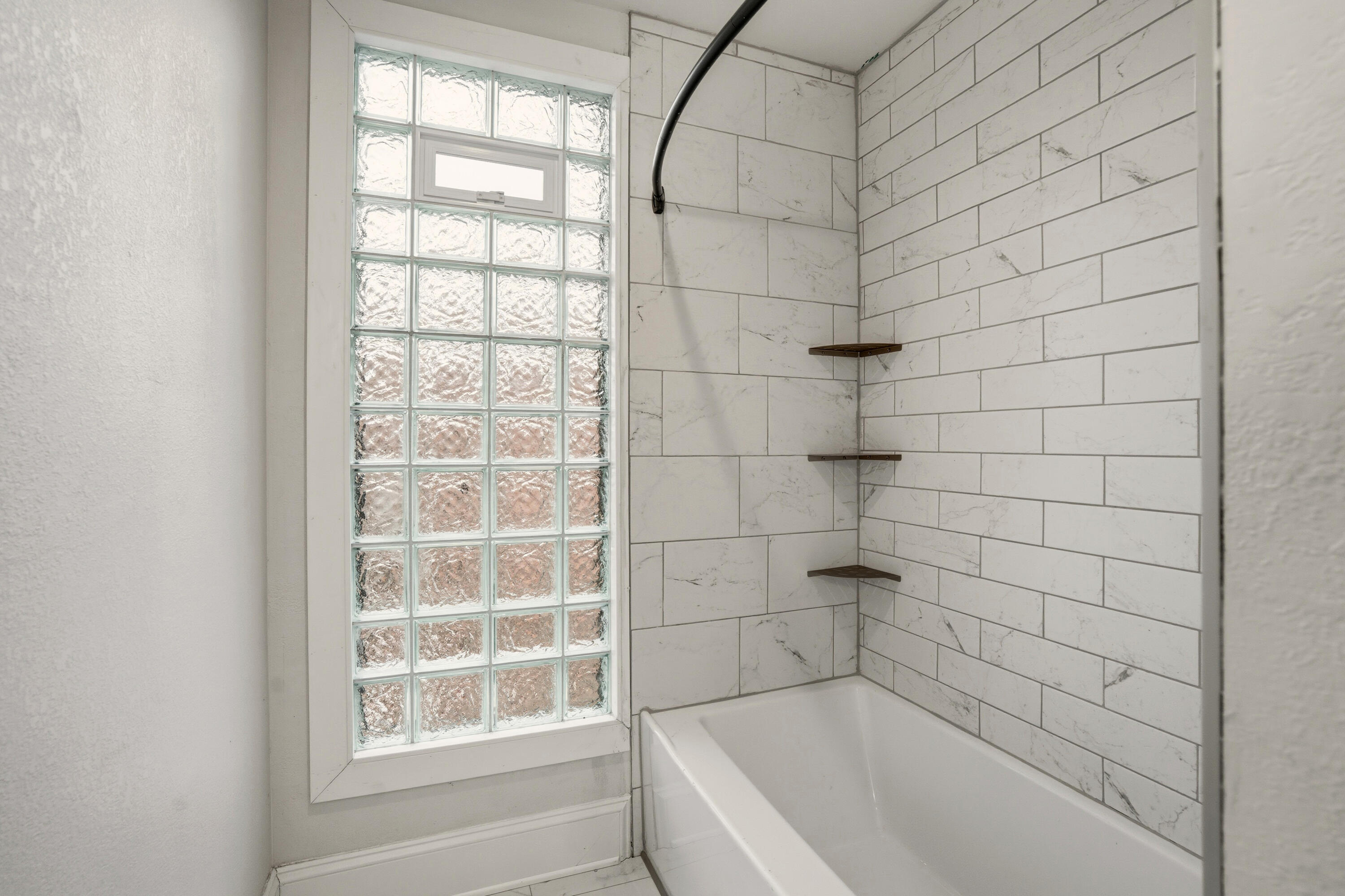 1119 E Knapp St Unit: Upper