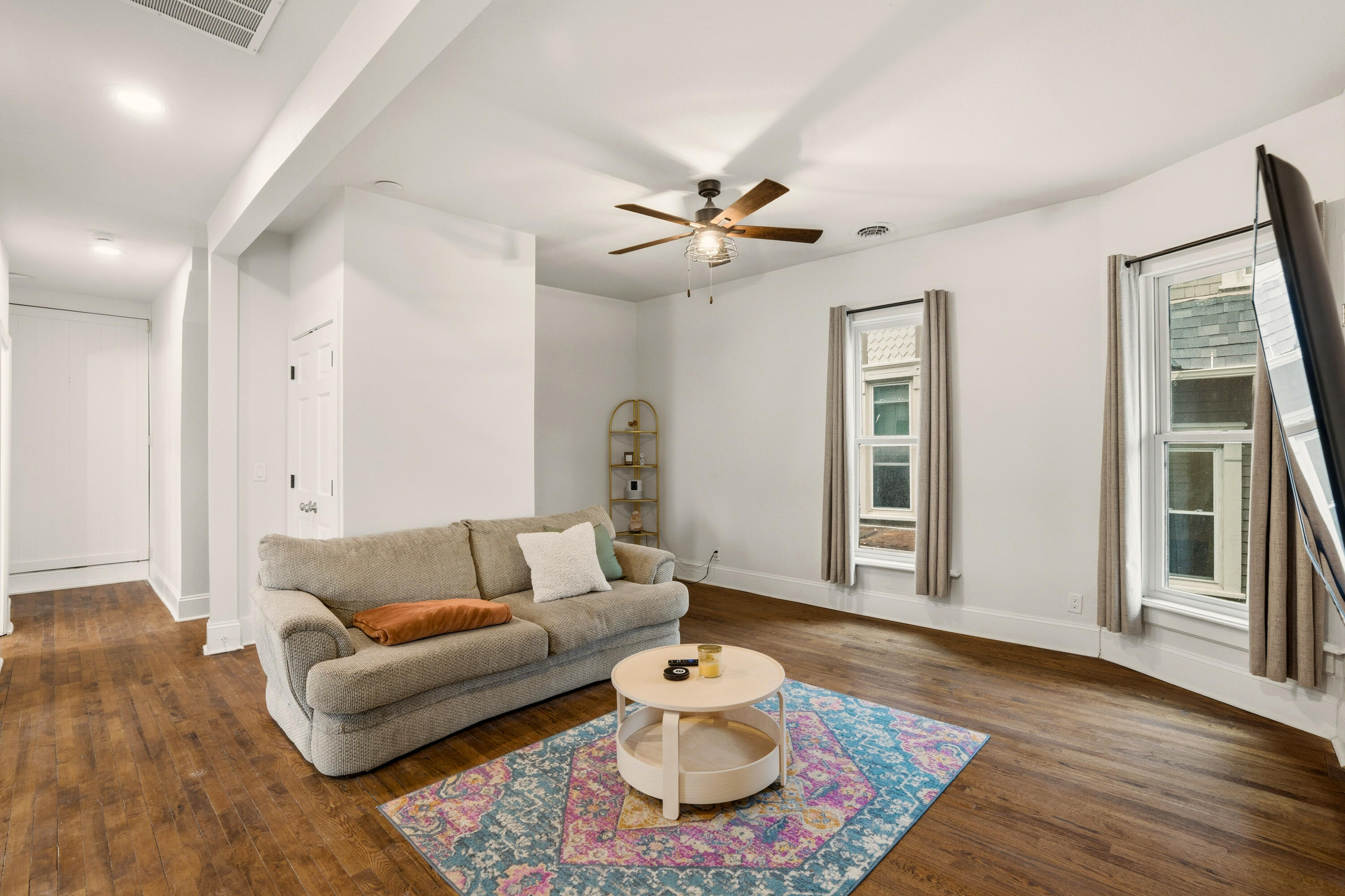 1119 E Knapp St Unit: Upper