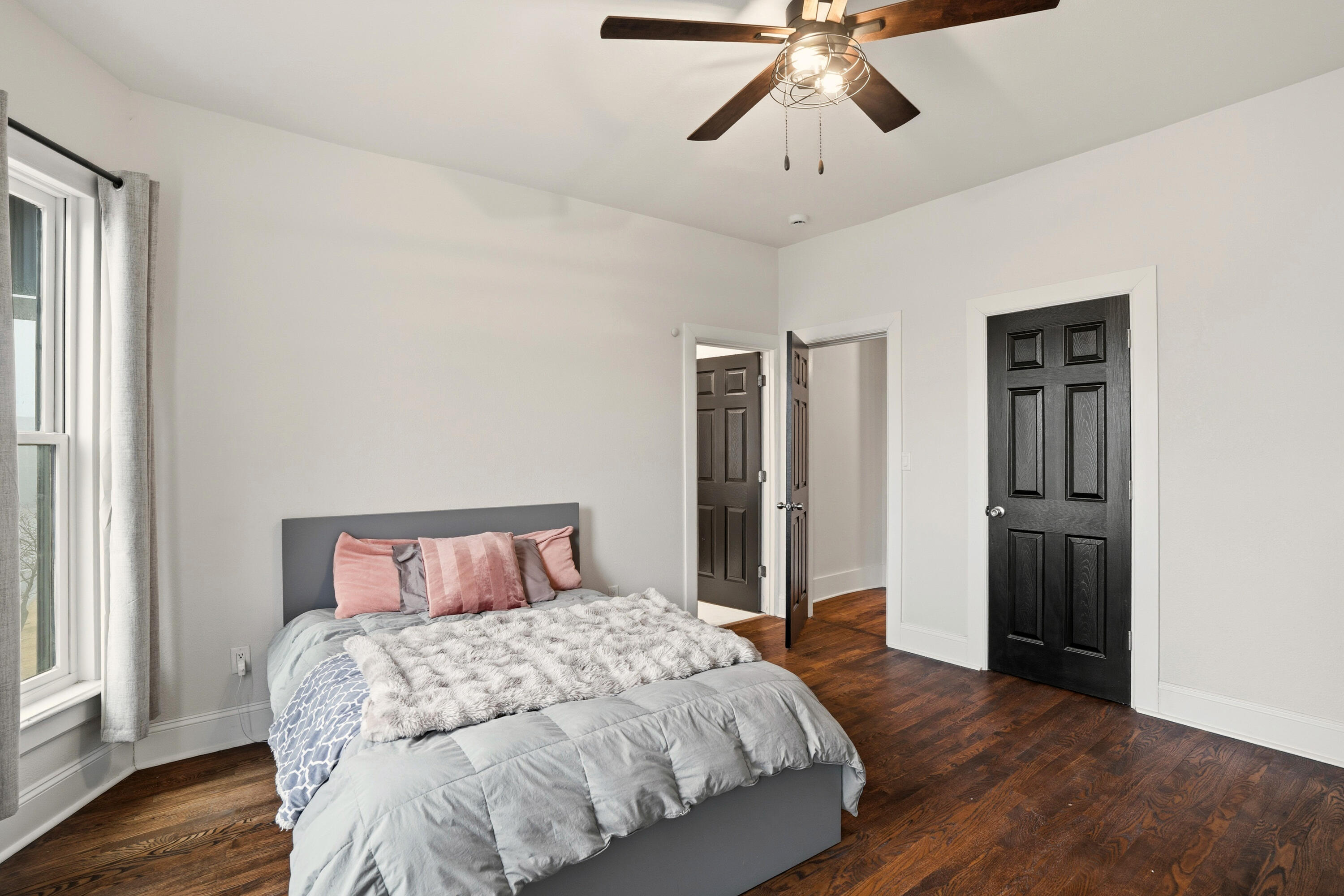 1119 E Knapp St Unit: Upper