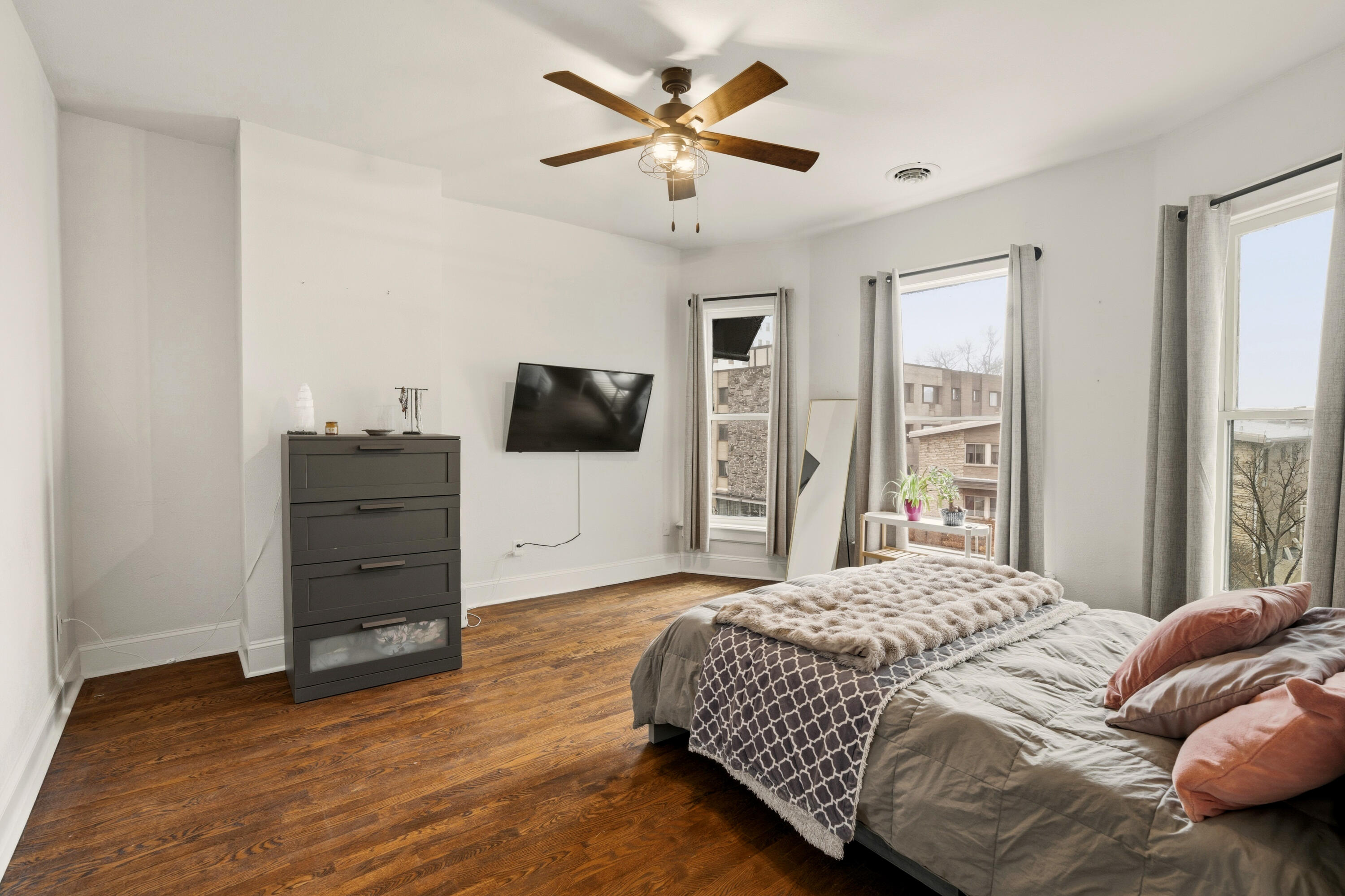 1119 E Knapp St Unit: Upper