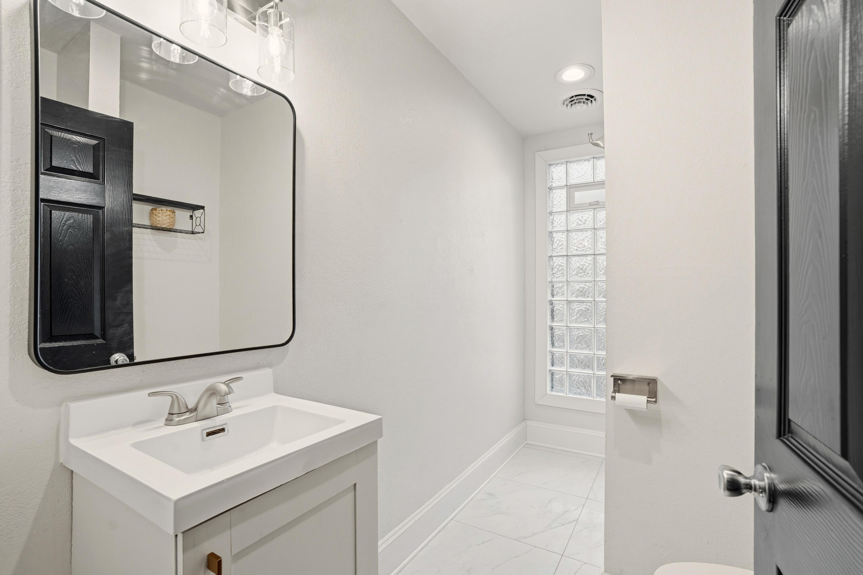 1119 E Knapp St Unit: Upper