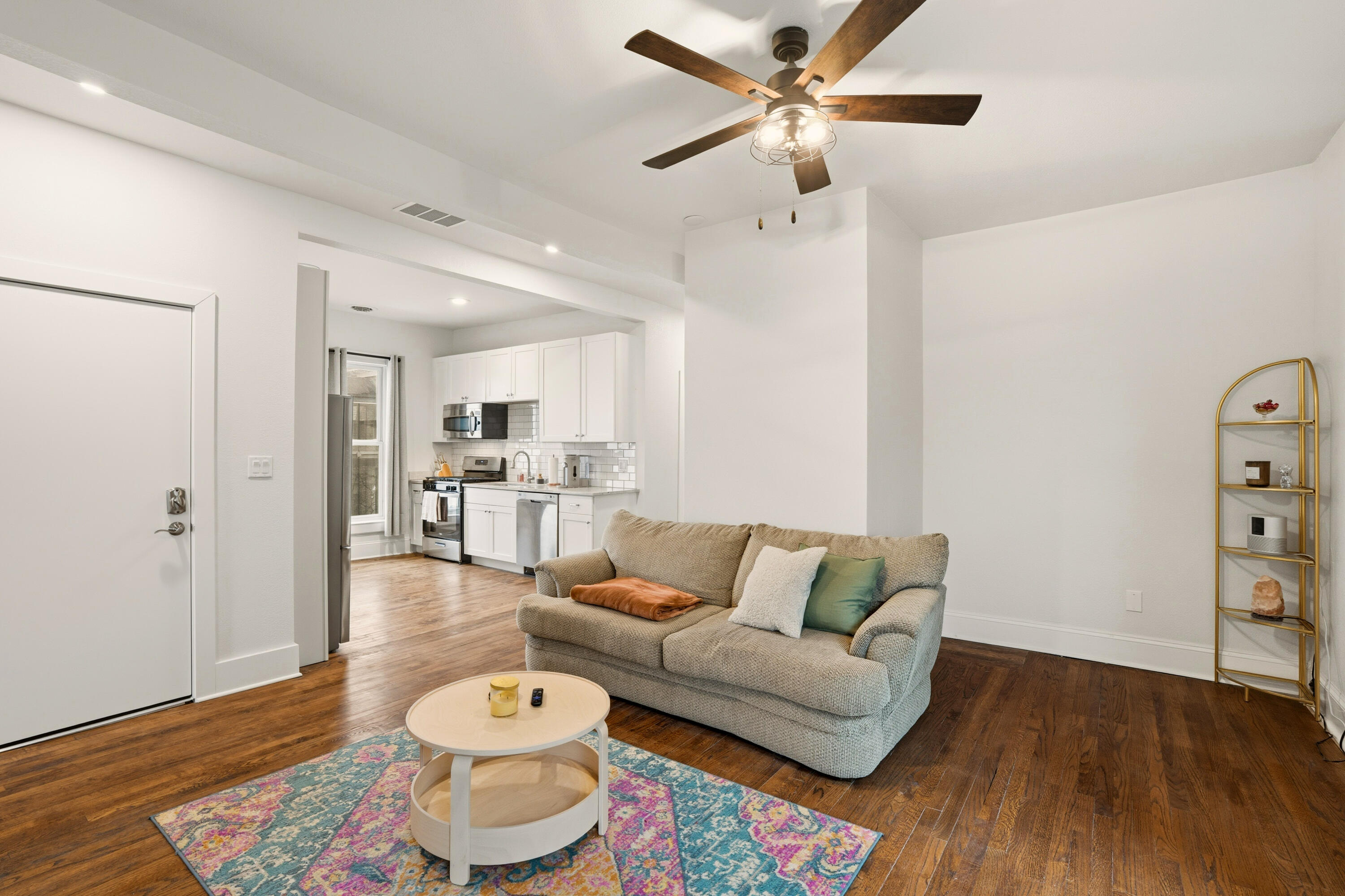 1119 E Knapp St Unit: Upper