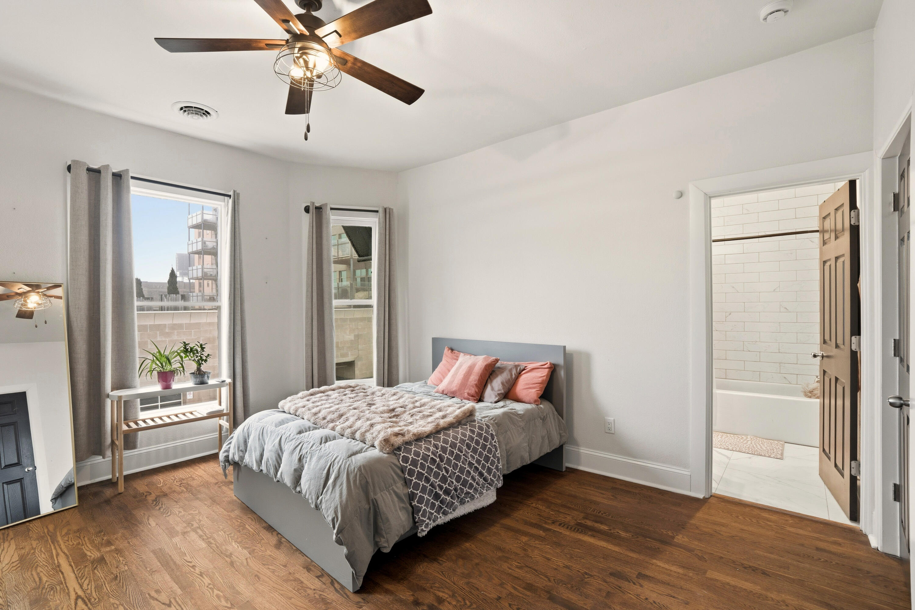 1119 E Knapp St Unit: Upper