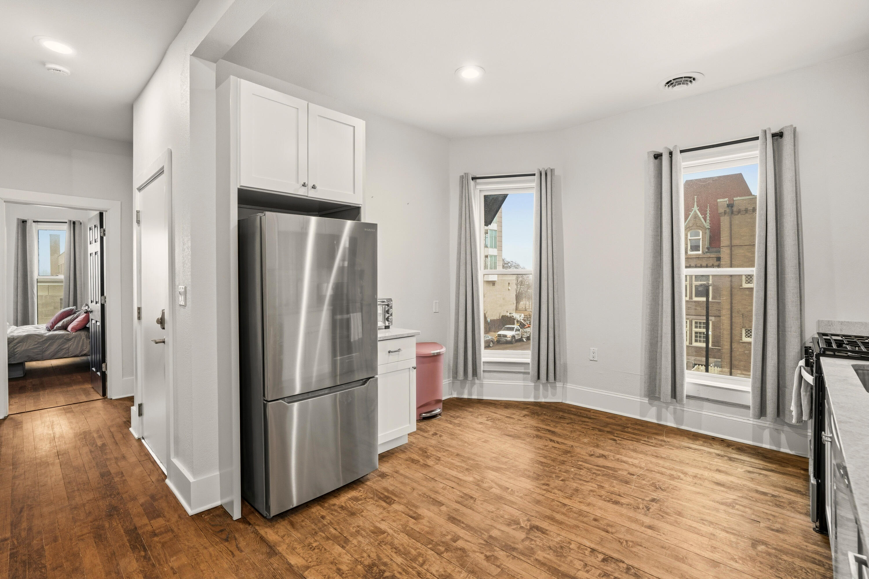 1119 E Knapp St Unit: Upper