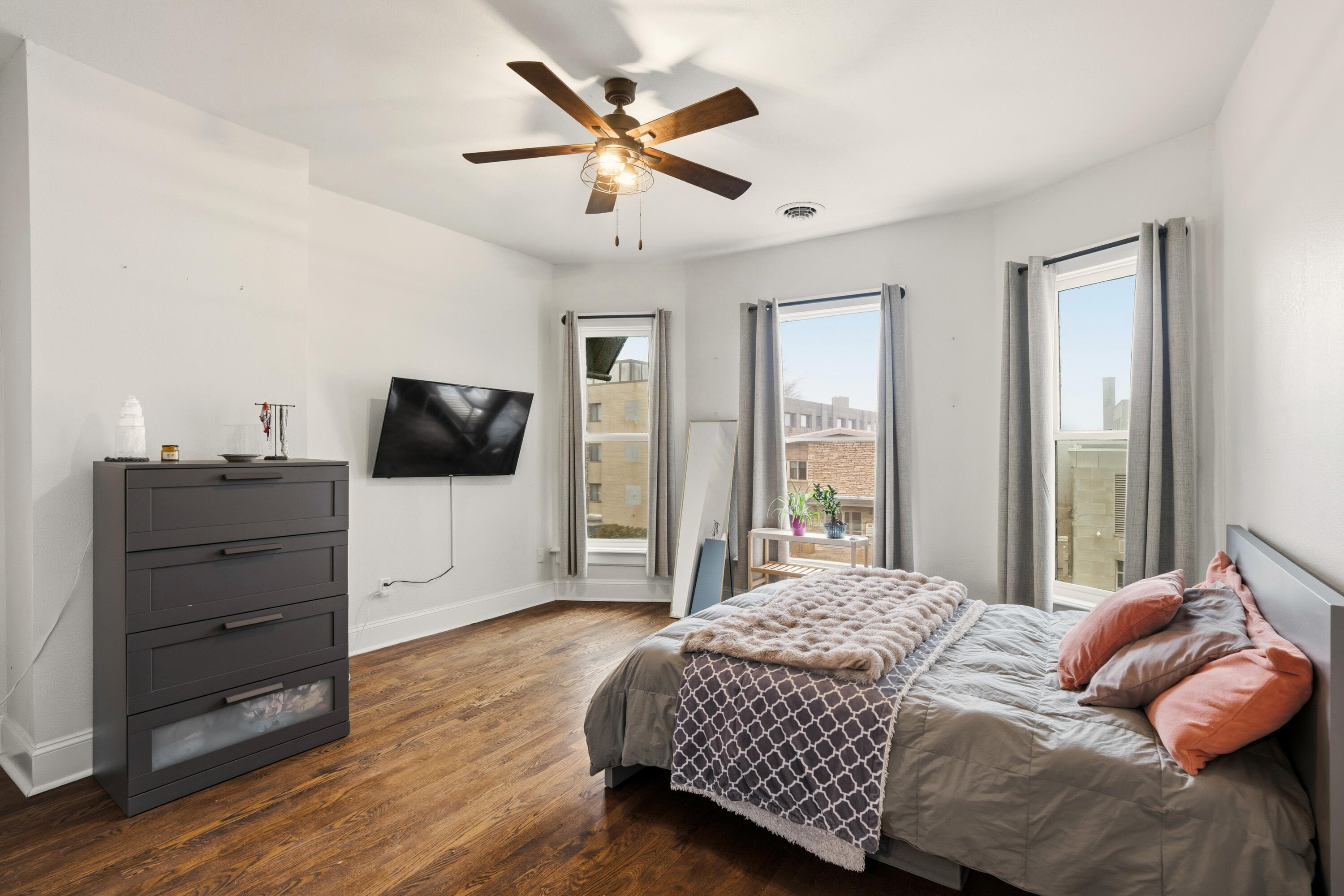 1119 E Knapp St Unit: Upper