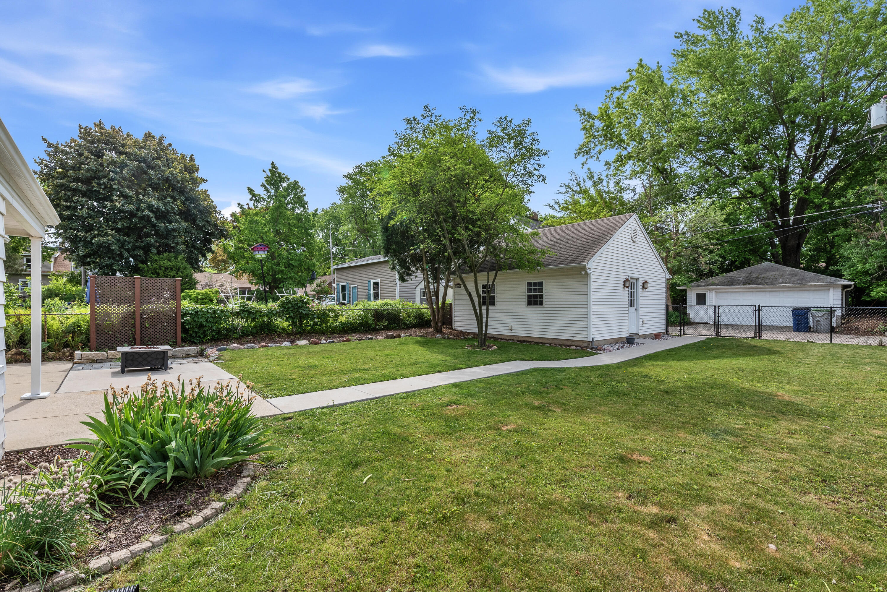 215 W Saveland Ave