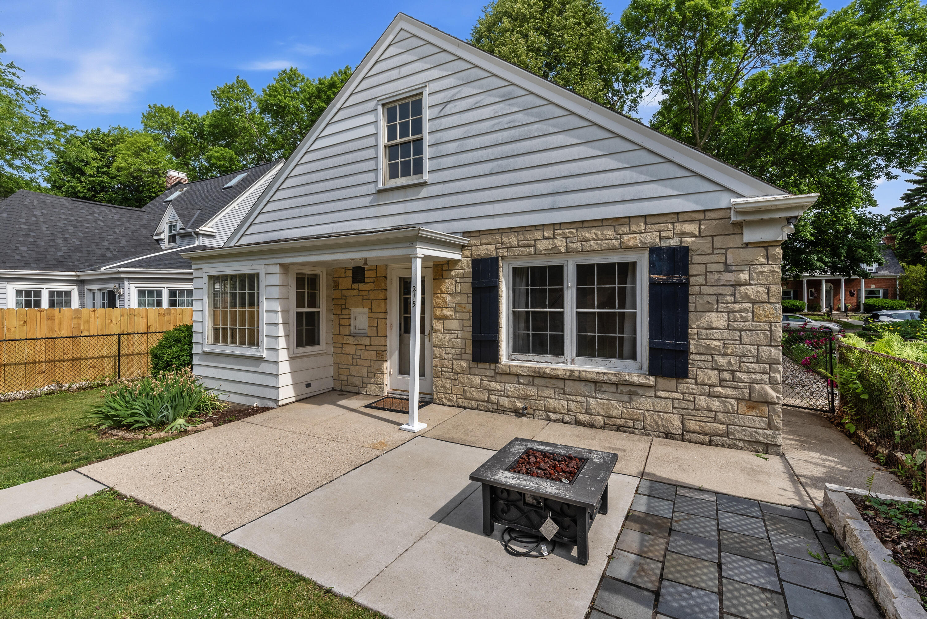 215 W Saveland Ave