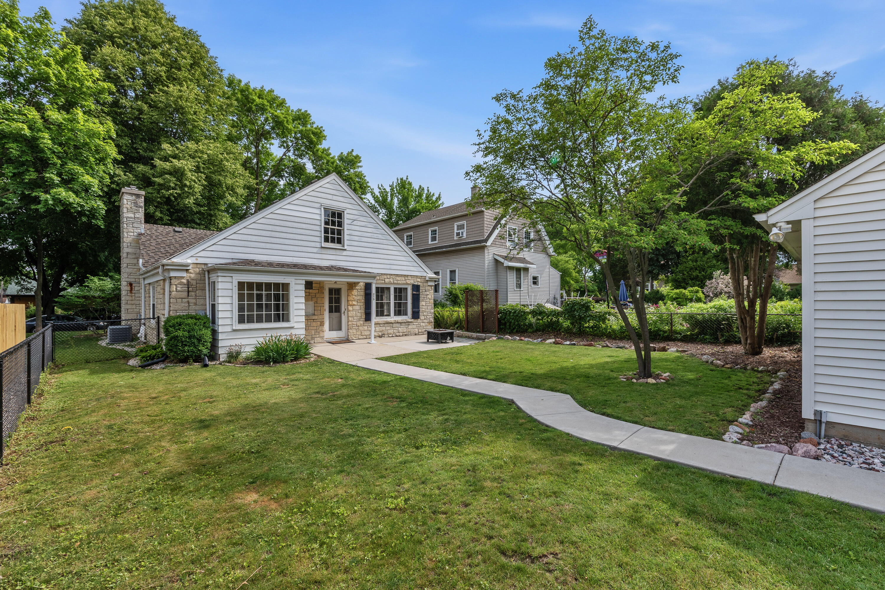 215 W Saveland Ave