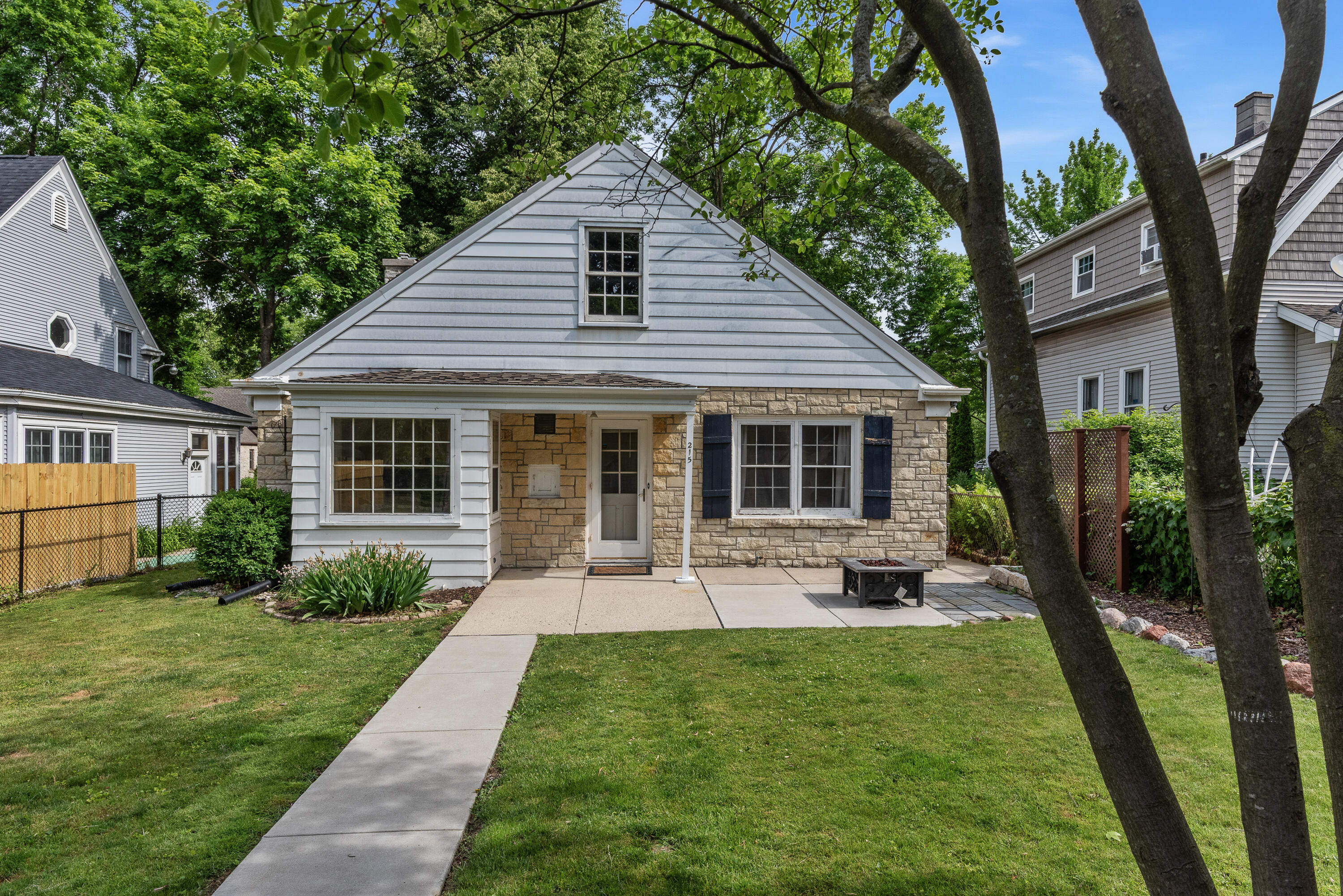 215 W Saveland Ave