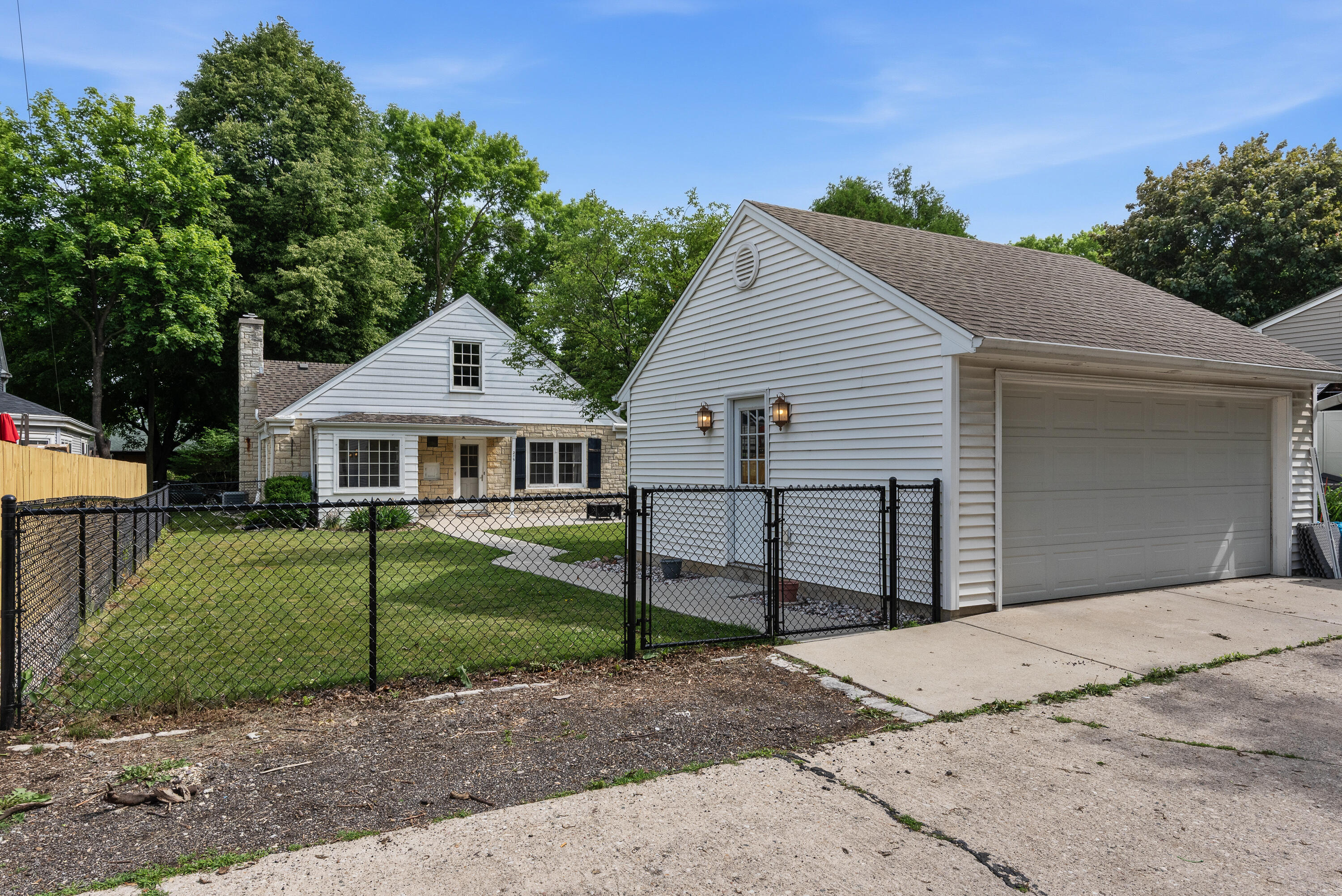 215 W Saveland Ave