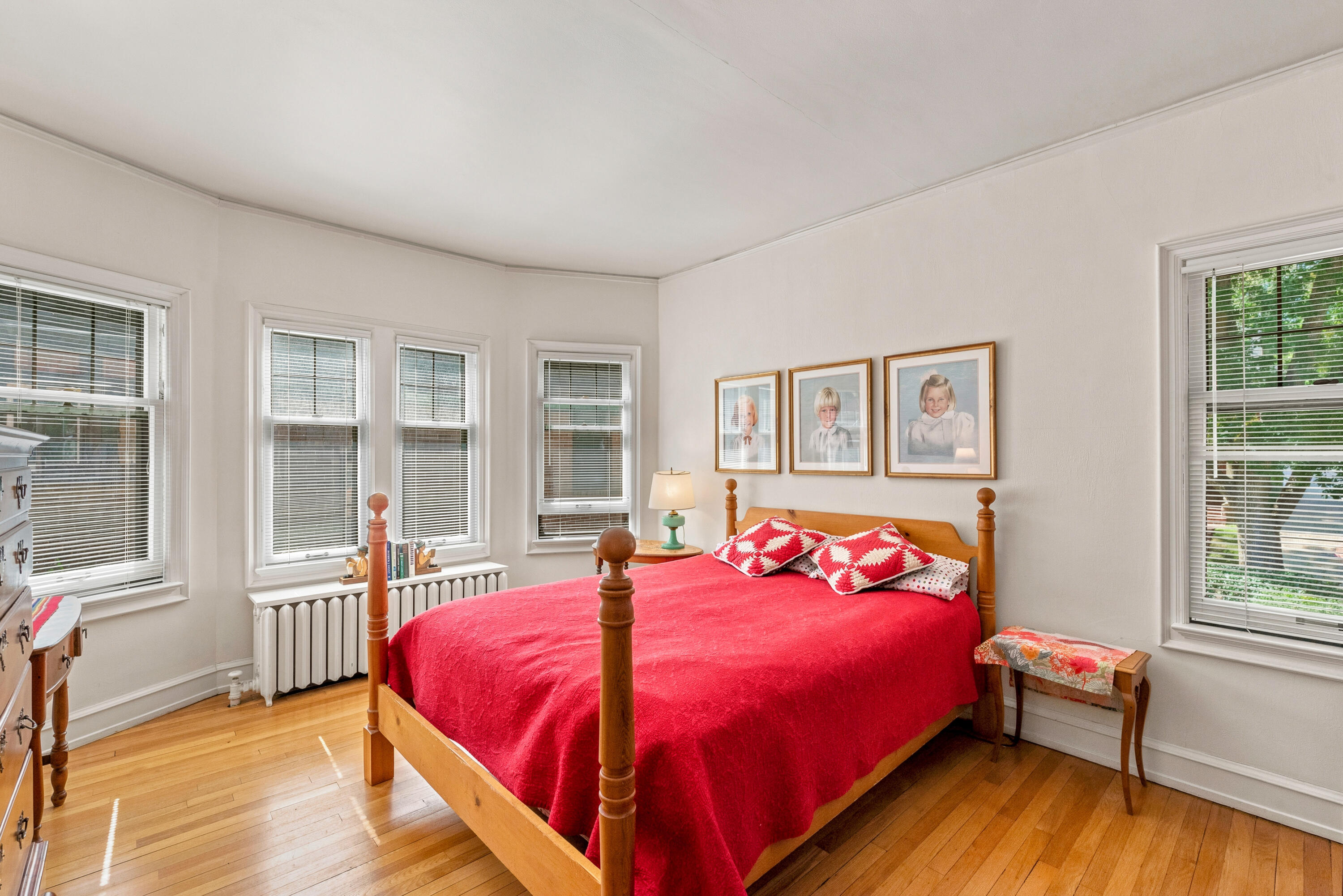 2841 N Lake Dr, 2