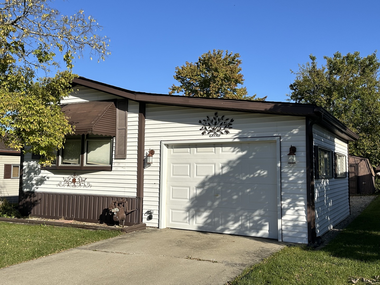 693 Ivylog Terrace