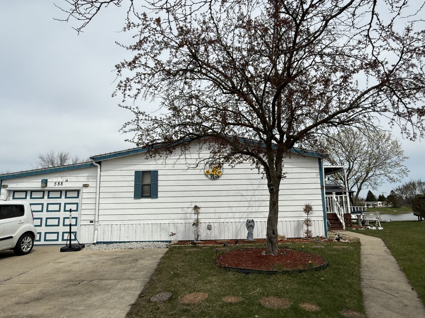 588 Hickory Glen