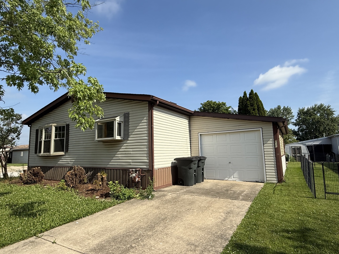 735 Thorntree Terrace