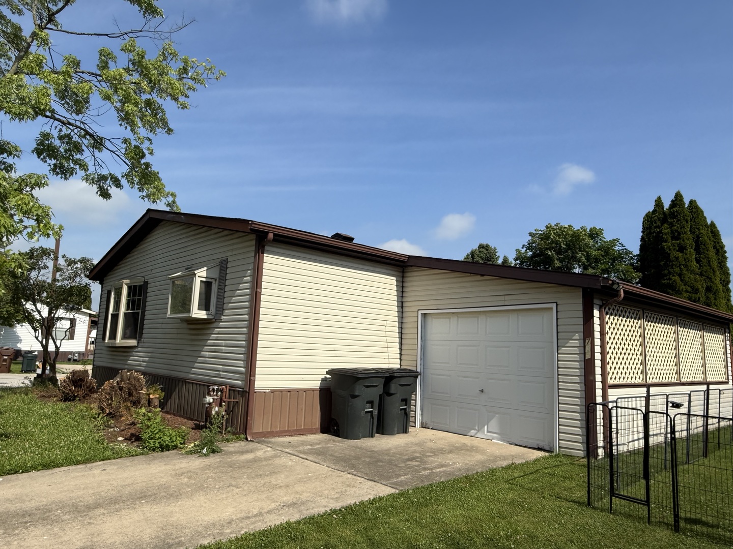 735 Thorntree Terrace