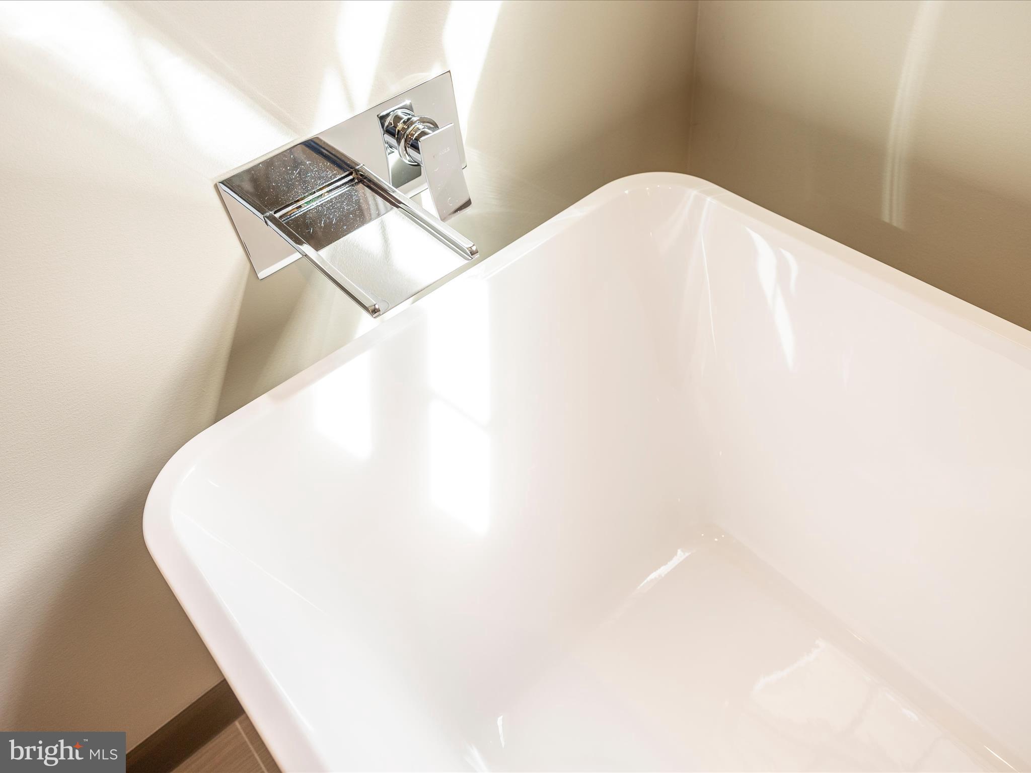 1002 LEAFY HOLLOW CIRCLE